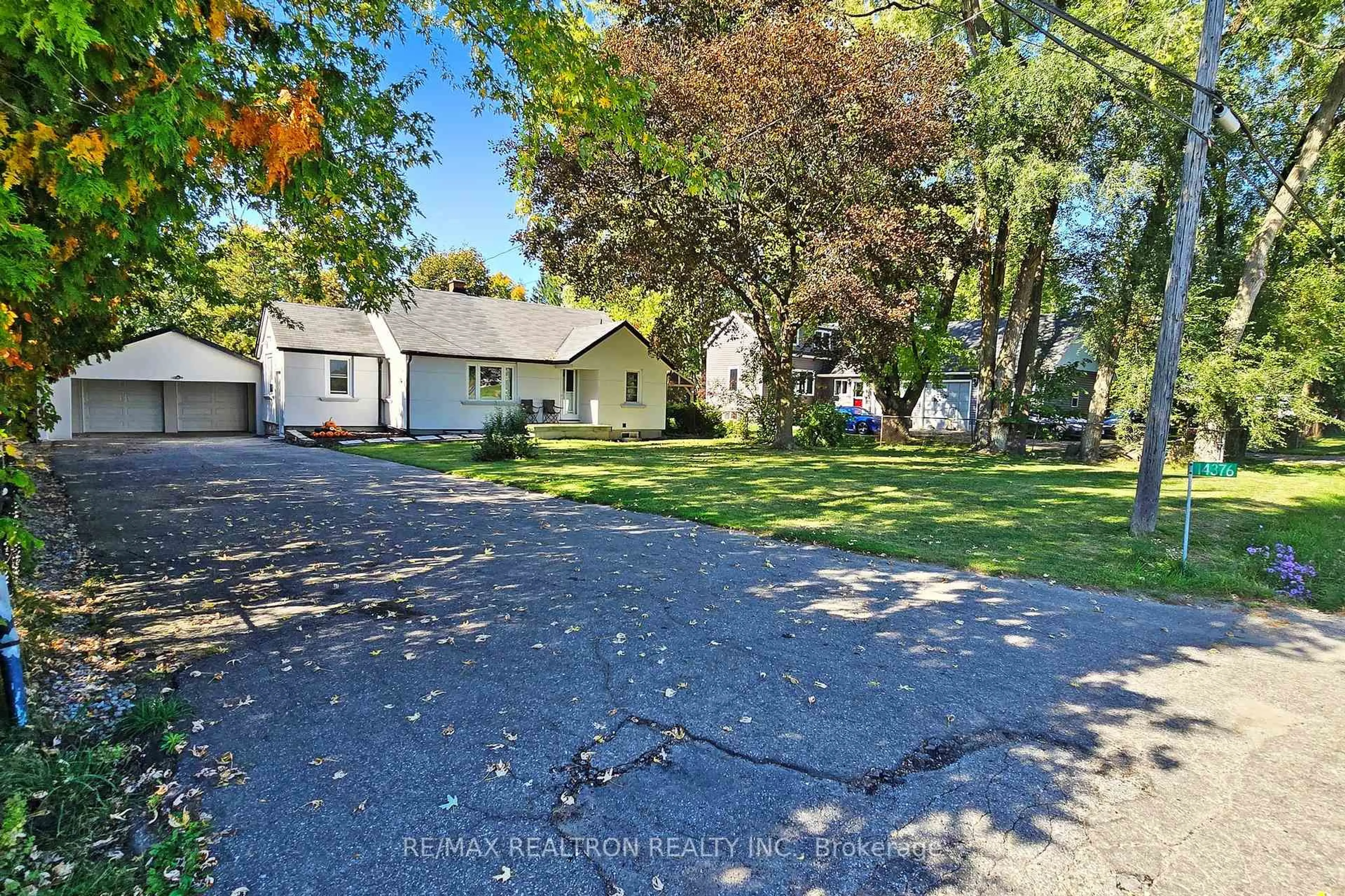 A pic from outside/outdoor area/front of a property/back of a property/a pic from drone, street for 14376 Jane St, King Ontario L7B 1A3