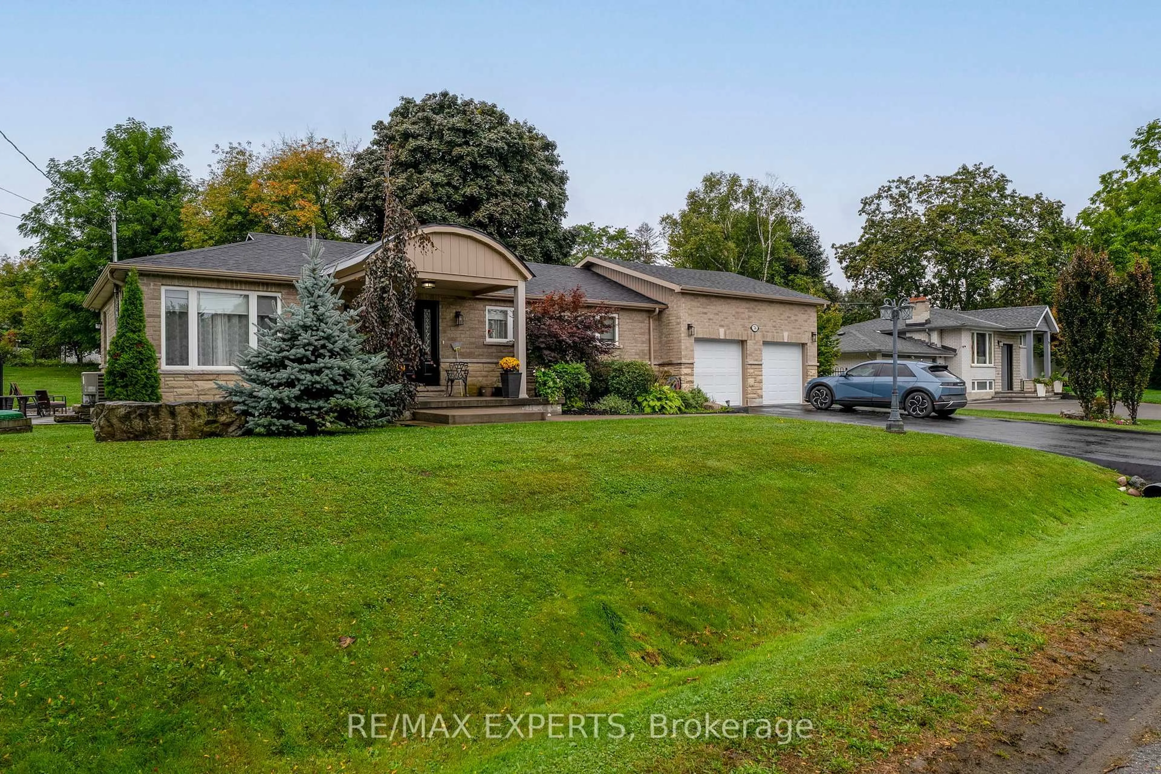 A pic from outside/outdoor area/front of a property/back of a property/a pic from drone, street for 76 Bachley Cres, King Ontario L7B 0E8