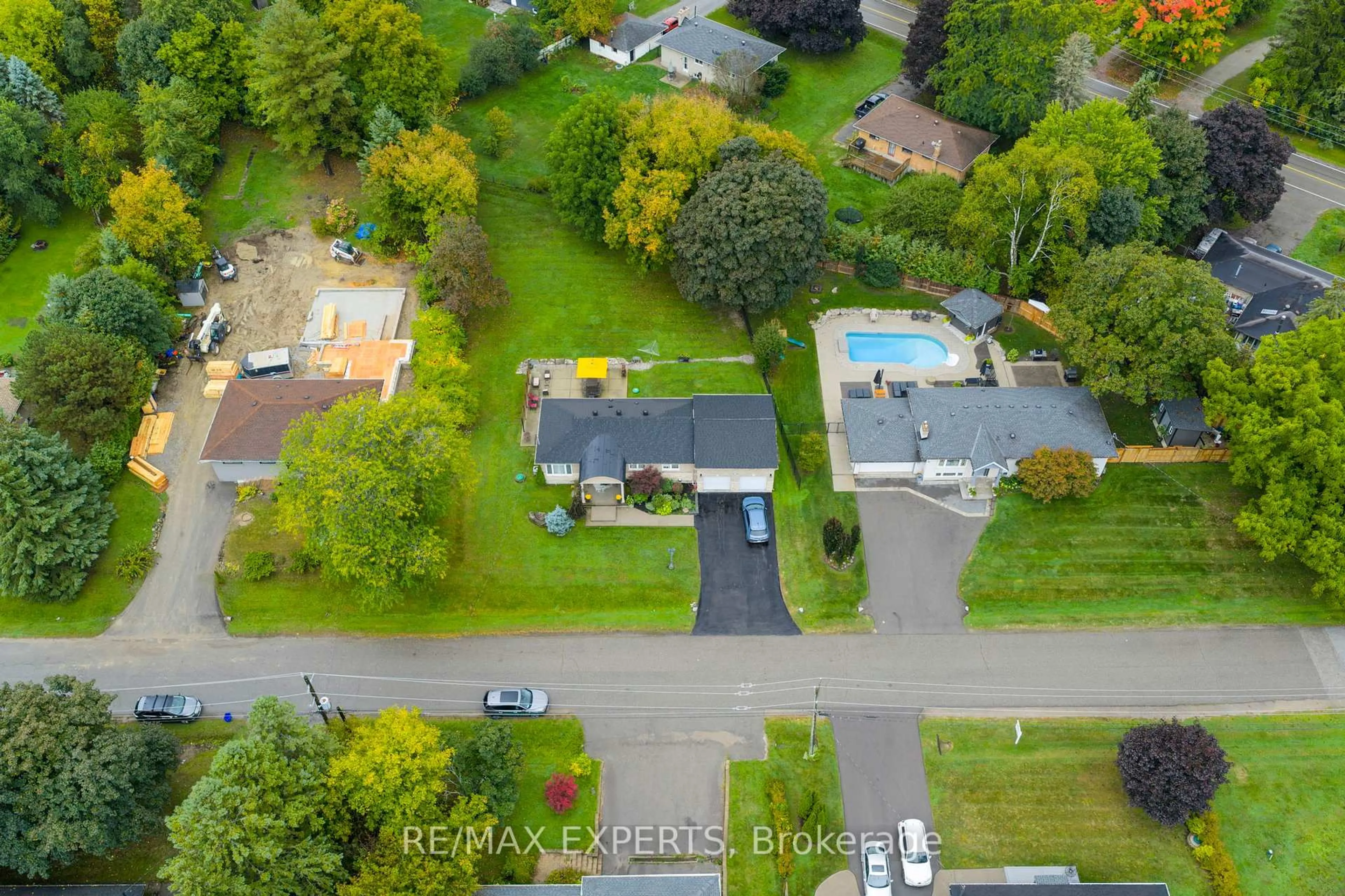 A pic from outside/outdoor area/front of a property/back of a property/a pic from drone, street for 76 Bachley Cres, King Ontario L7B 0E8