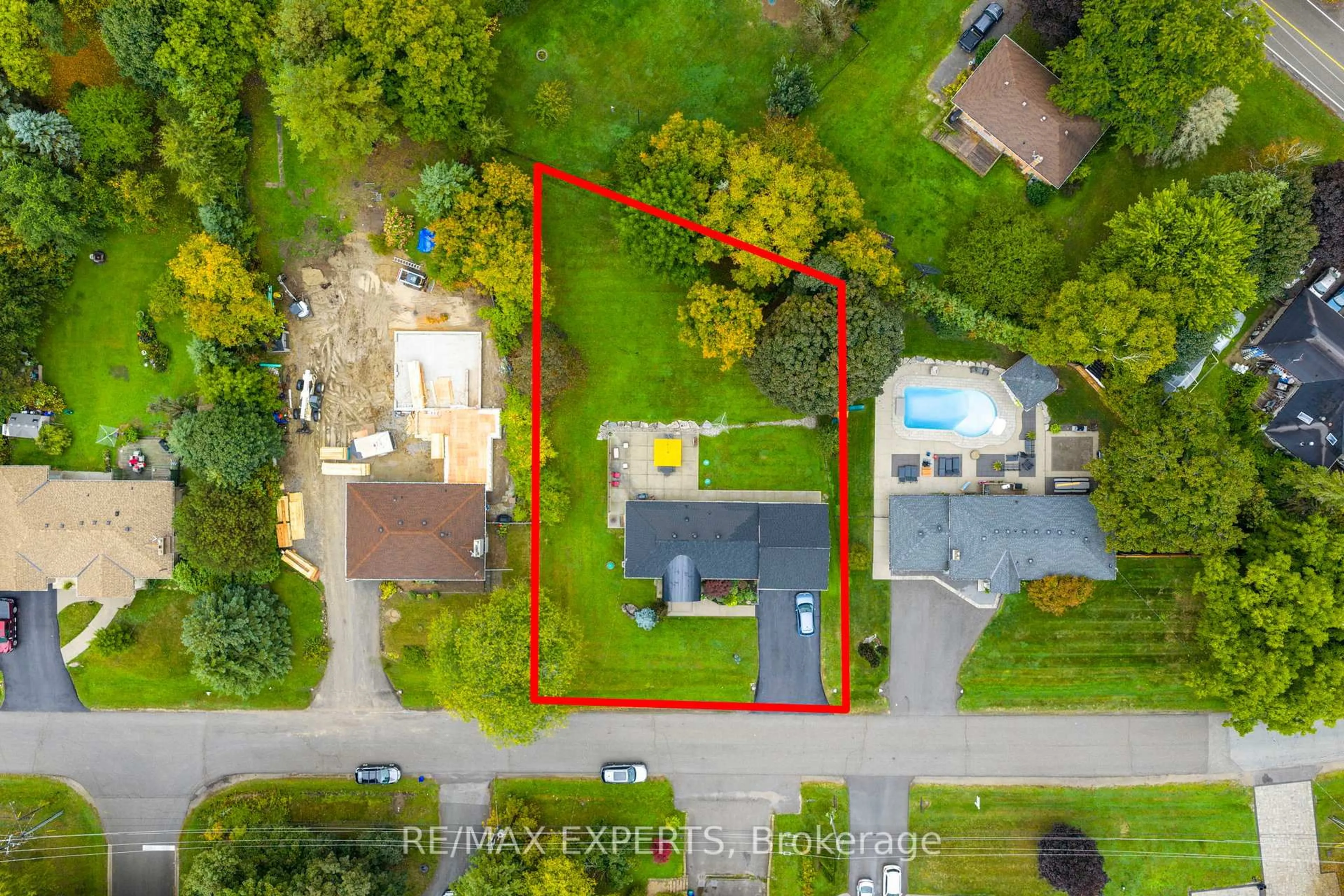 A pic from outside/outdoor area/front of a property/back of a property/a pic from drone, street for 76 Bachley Cres, King Ontario L7B 0E8