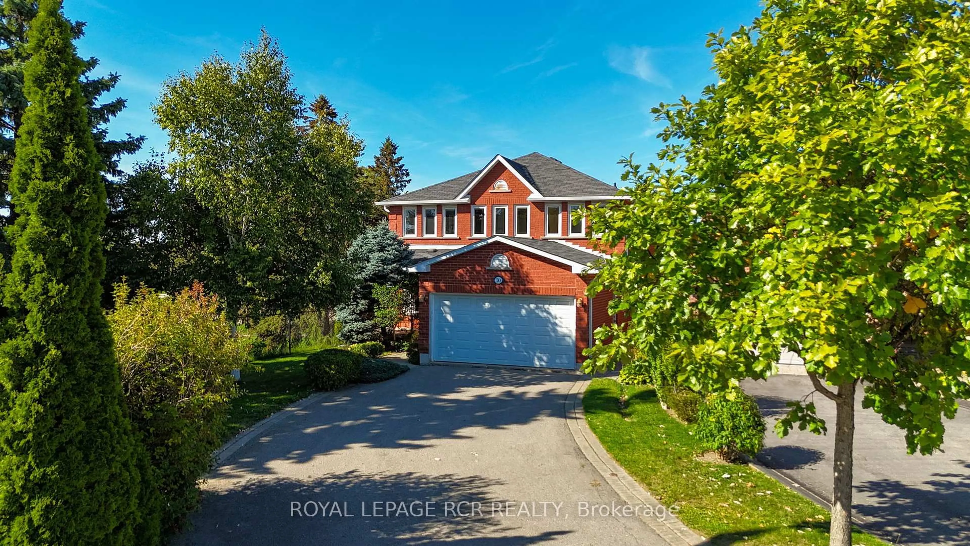 A pic from outside/outdoor area/front of a property/back of a property/a pic from drone, street for 70 Zucchet Crt, Vaughan Ontario L4L 8T7
