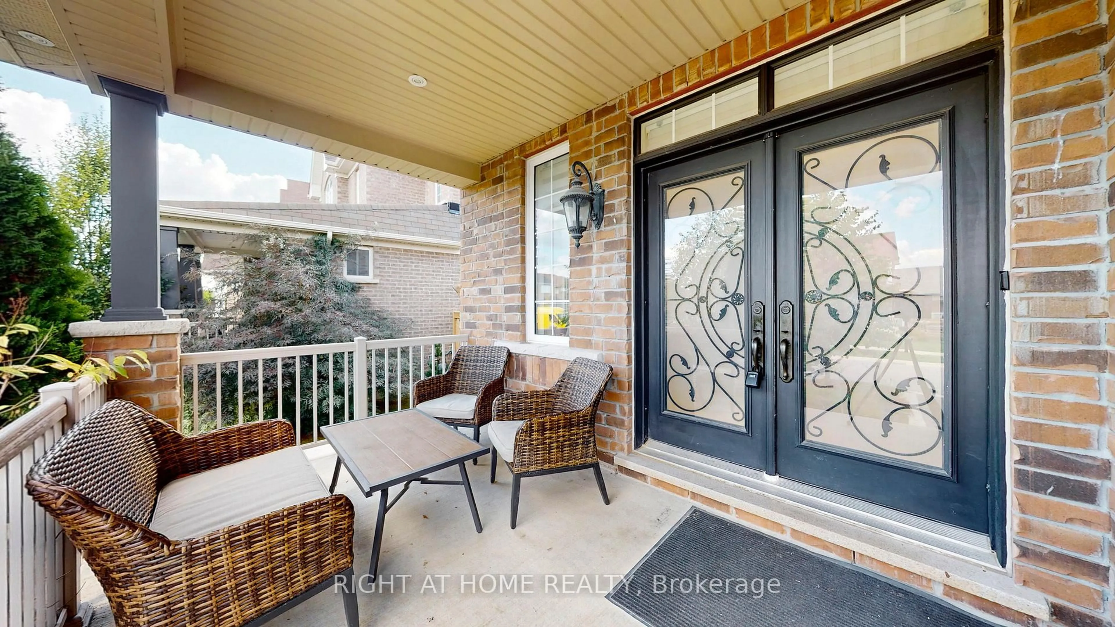 Indoor entryway for 137 Mcgahey St, New Tecumseth Ontario L0G 1W0