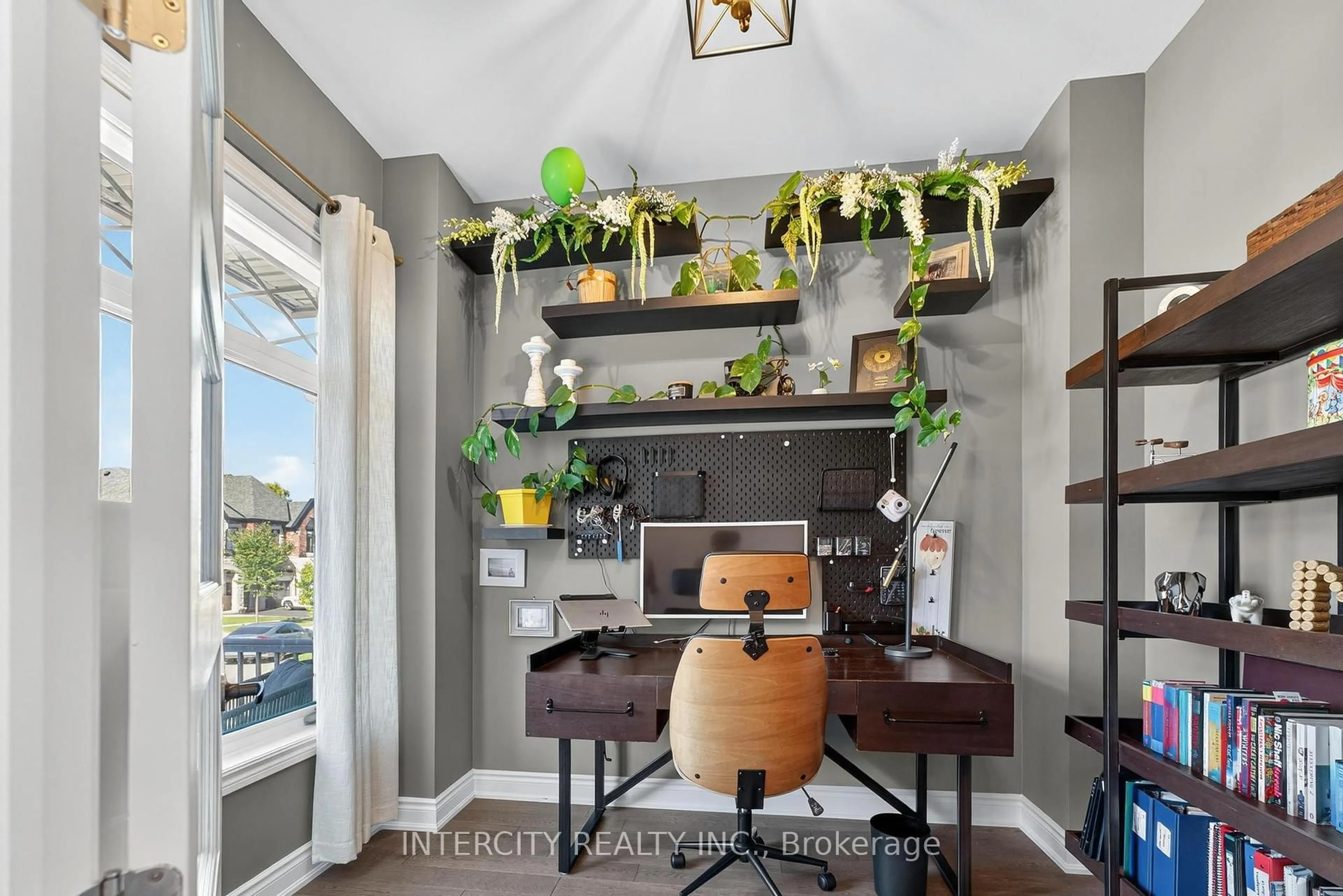 Indoor entryway for 14 Great Heron Crt, King Ontario L7B 0P4