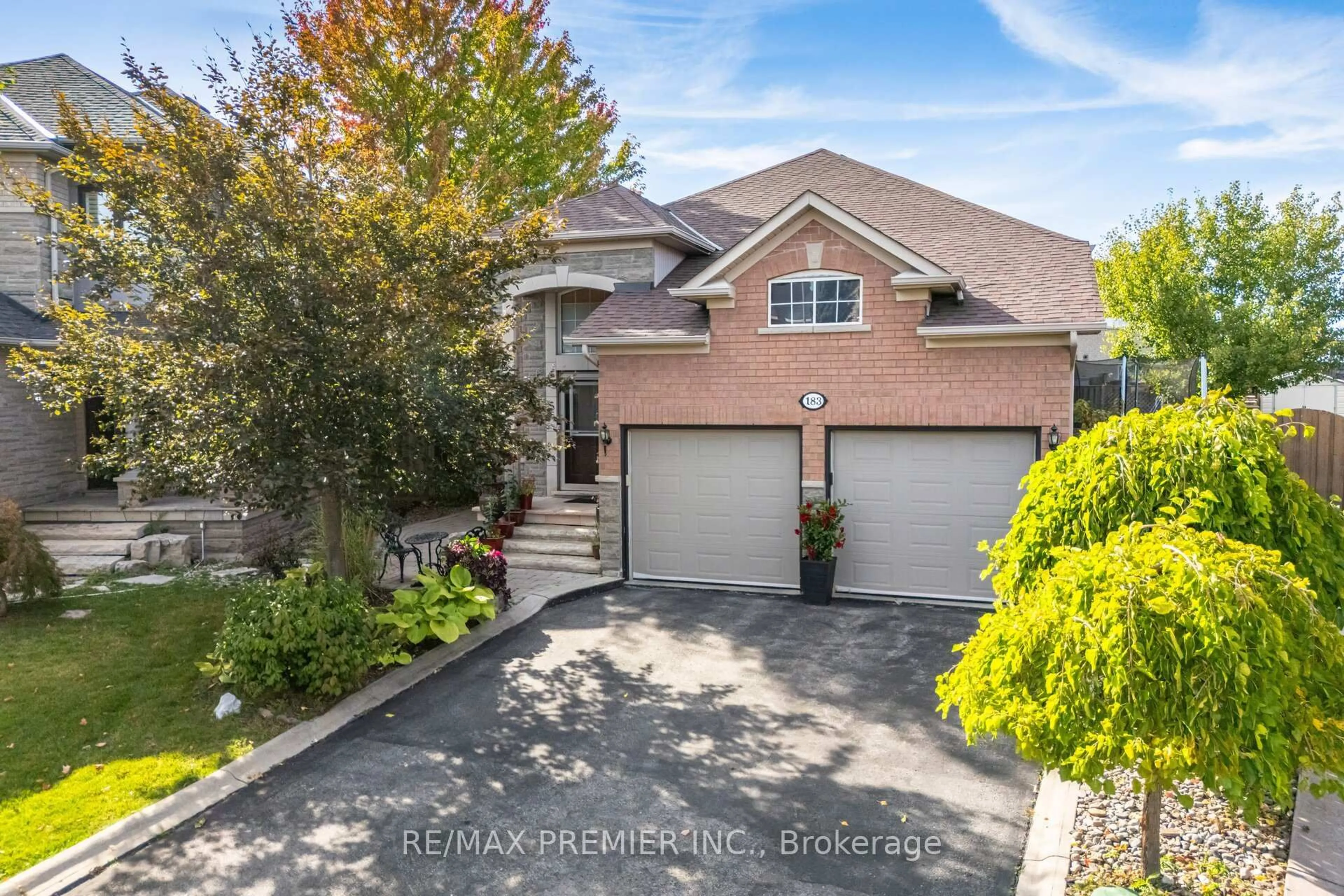 A pic from outside/outdoor area/front of a property/back of a property/a pic from drone, street for 183 Regency View Hts, Vaughan Ontario L6A 3V3
