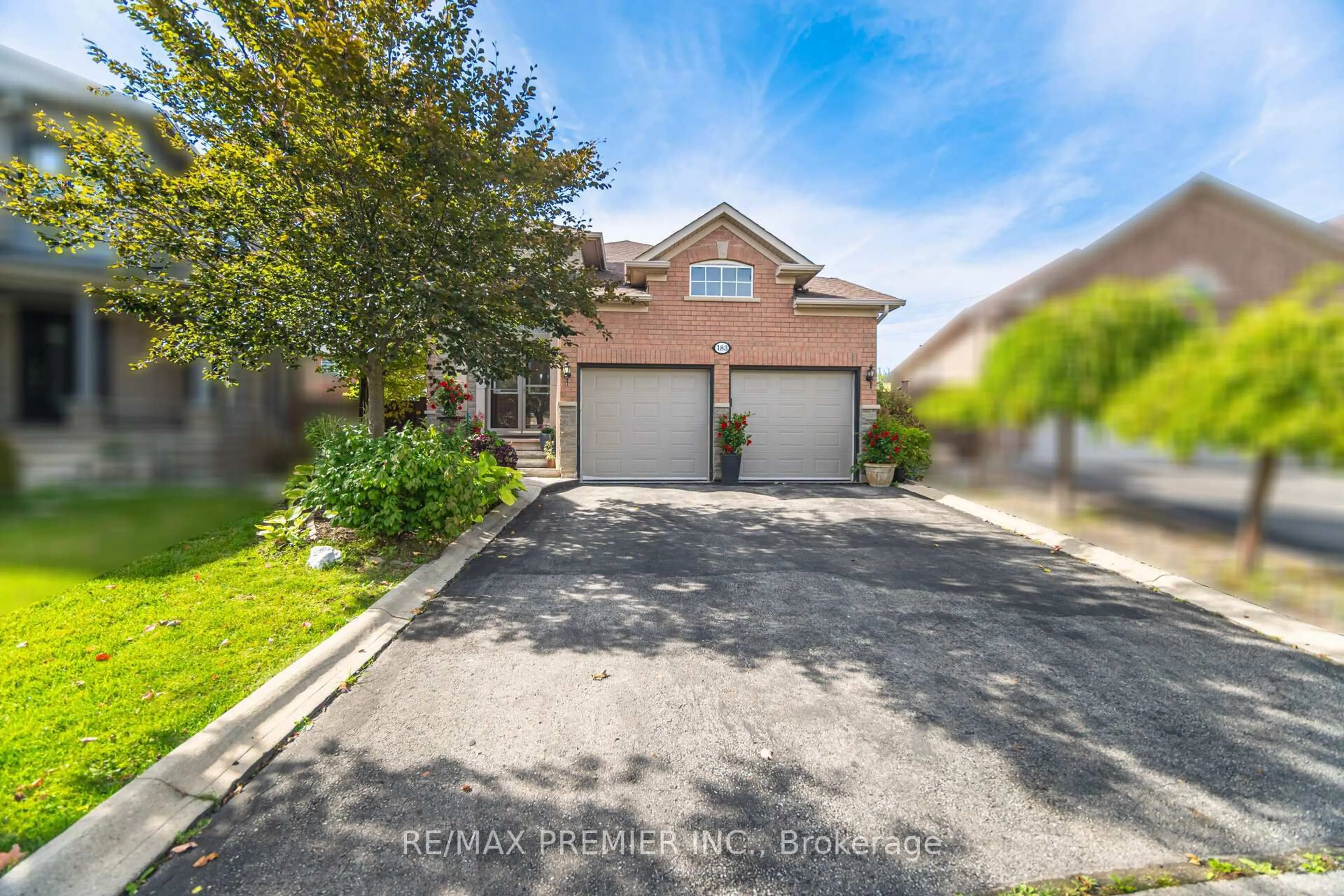 A pic from outside/outdoor area/front of a property/back of a property/a pic from drone, street for 183 Regency View Hts, Vaughan Ontario L6A 3V3