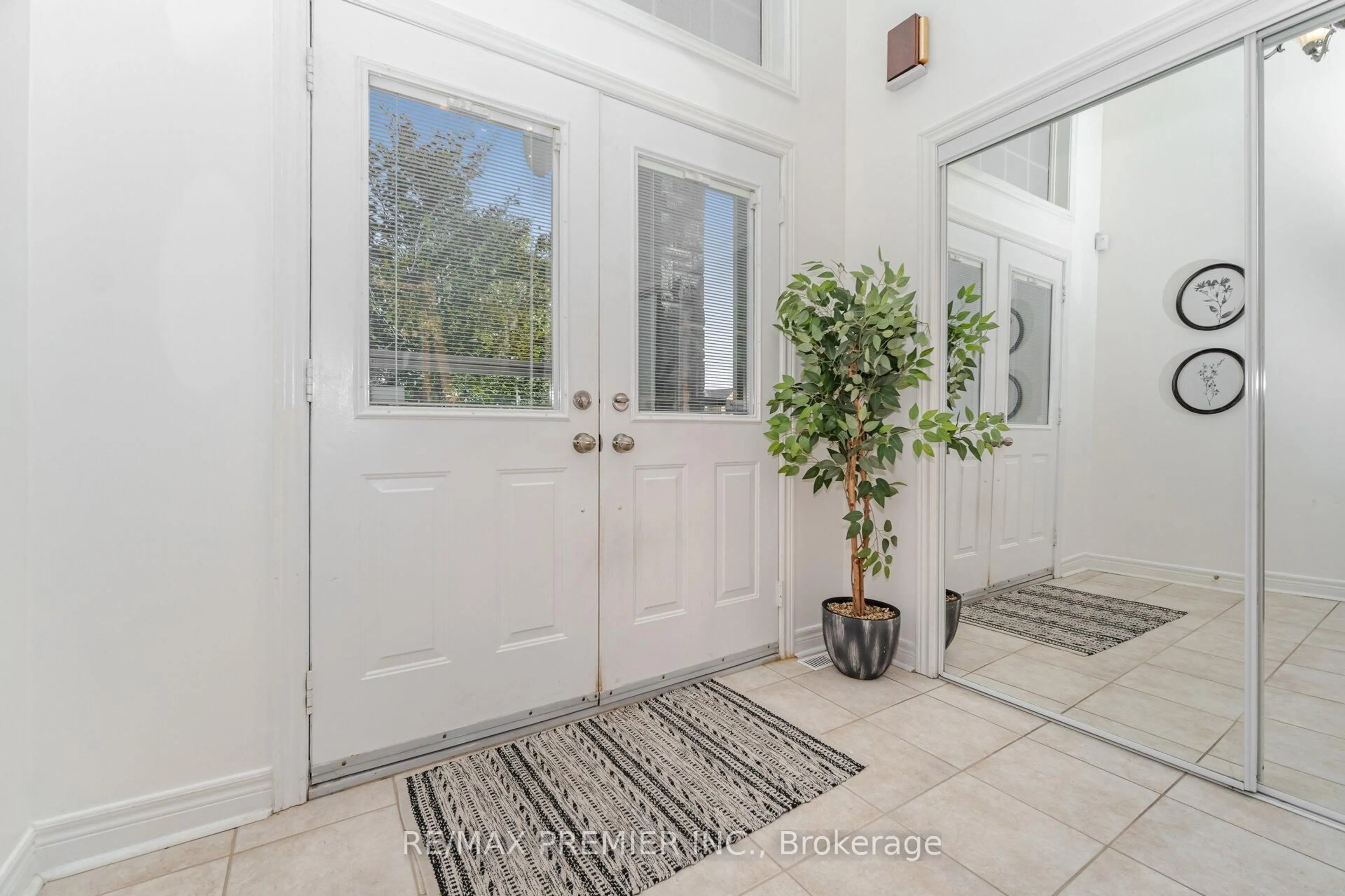 Indoor entryway for 183 Regency View Hts, Vaughan Ontario L6A 3V3