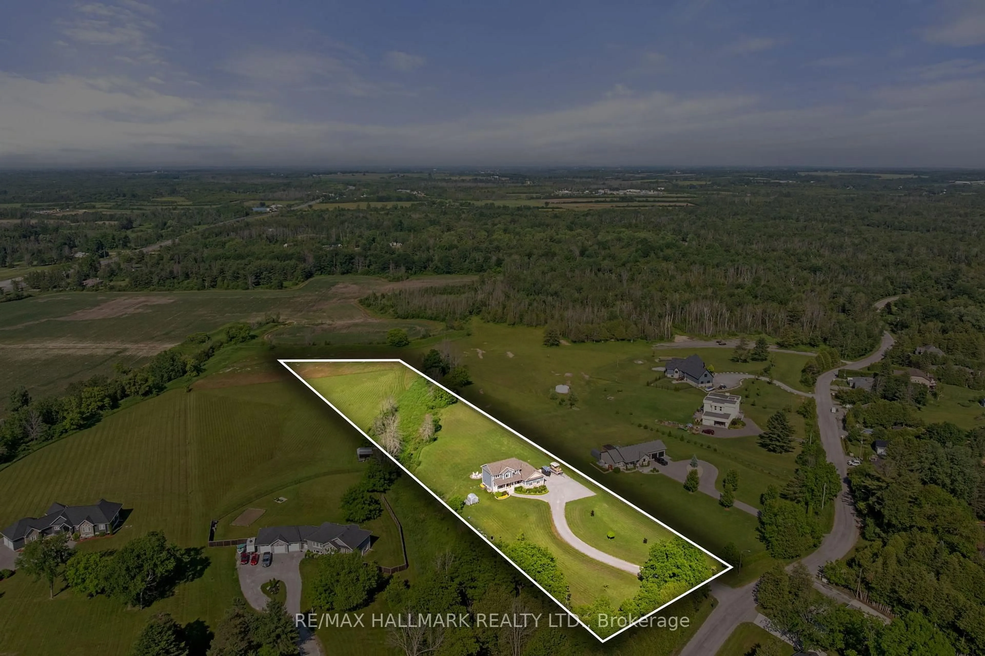A pic from outside/outdoor area/front of a property/back of a property/a pic from drone, unknown for 185 Riverbank Dr, Georgina Ontario L0E 1N0