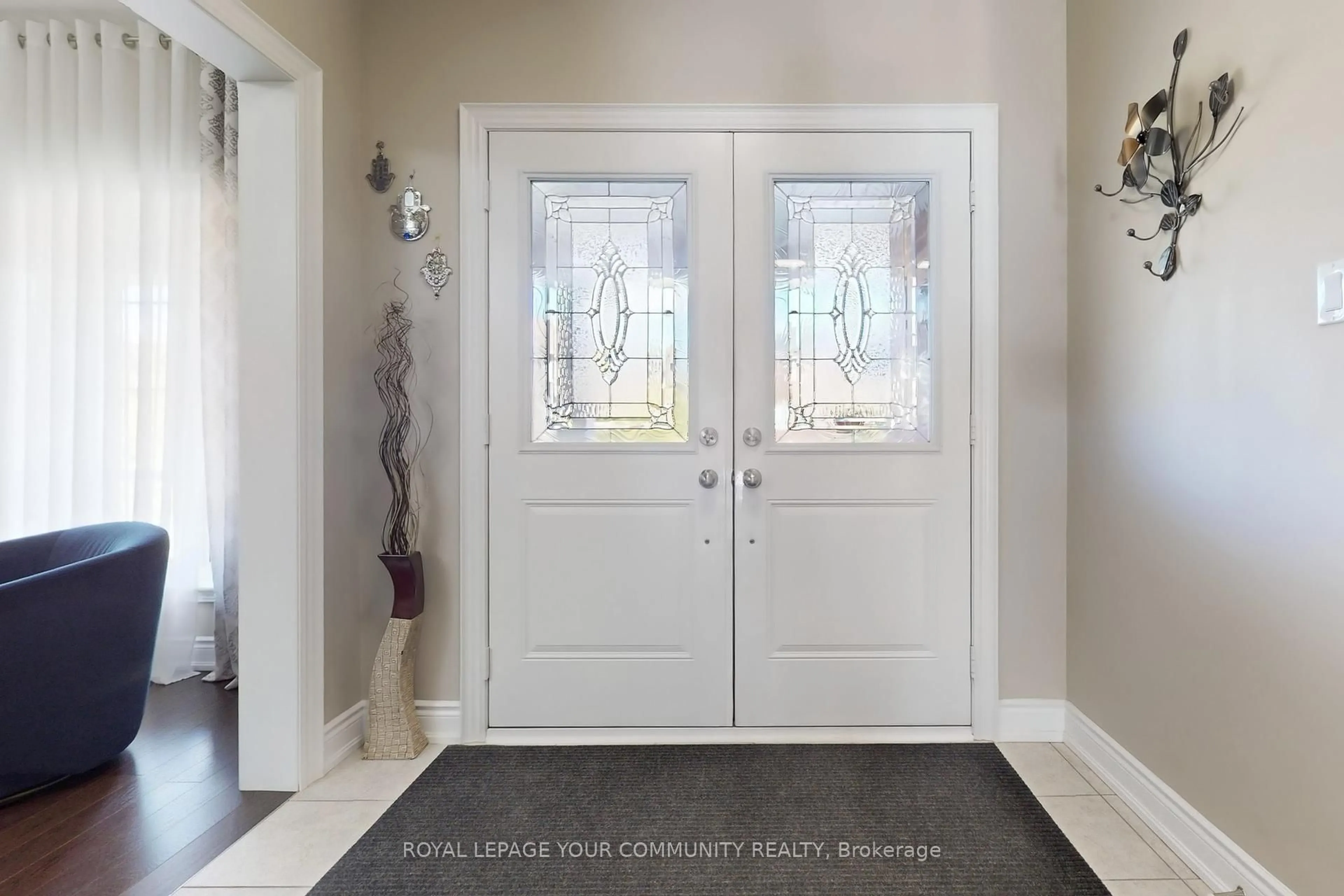 Indoor entryway for 19 Richmond Park Dr, Georgina Ontario L4P 0H2
