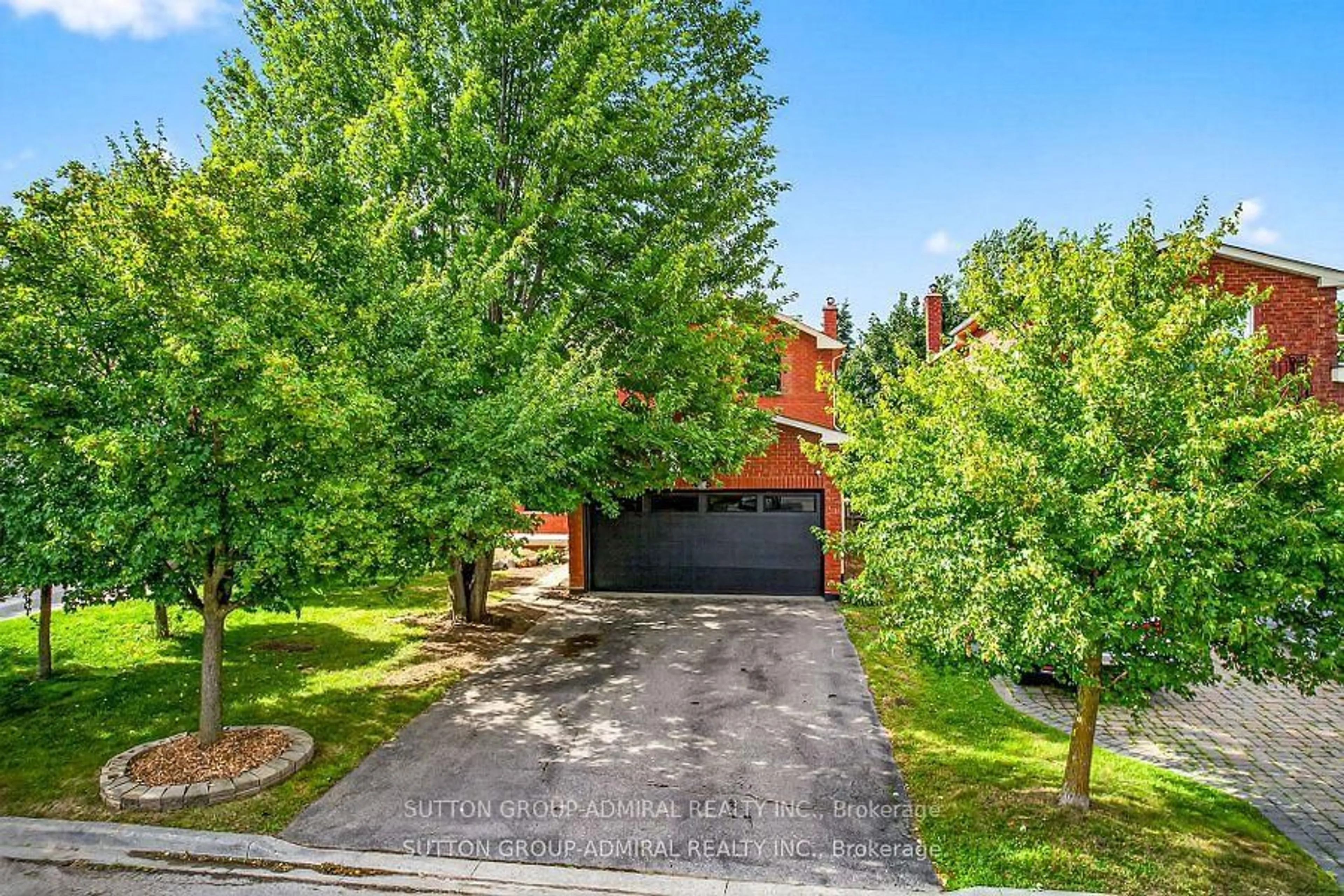 A pic from outside/outdoor area/front of a property/back of a property/a pic from drone, street for 43 Keremeos Cres, Richmond Hill Ontario L4C 9R9