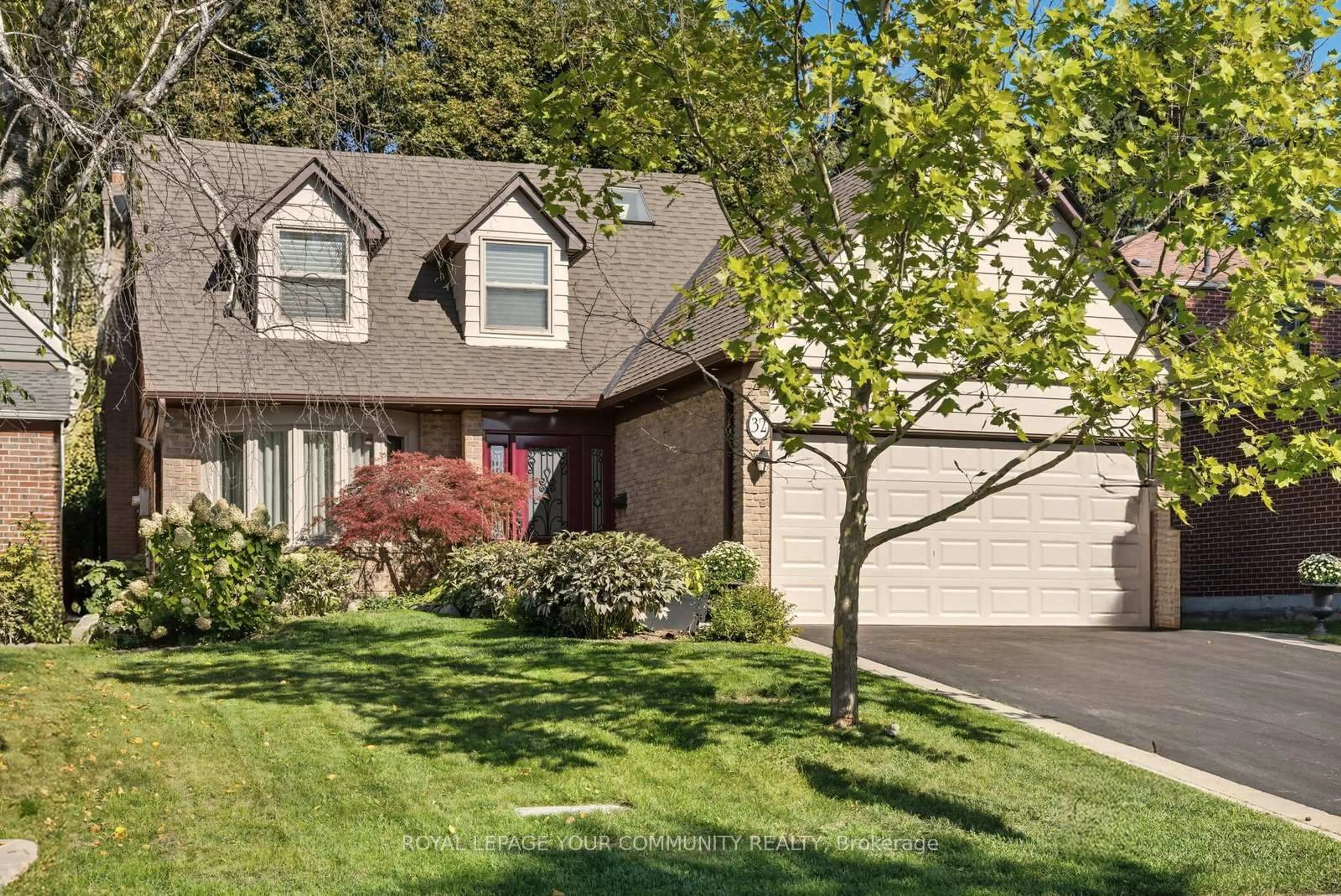 Home with vinyl exterior material, street for 32 Ravengloss Dr, Markham Ontario L3T 4C9