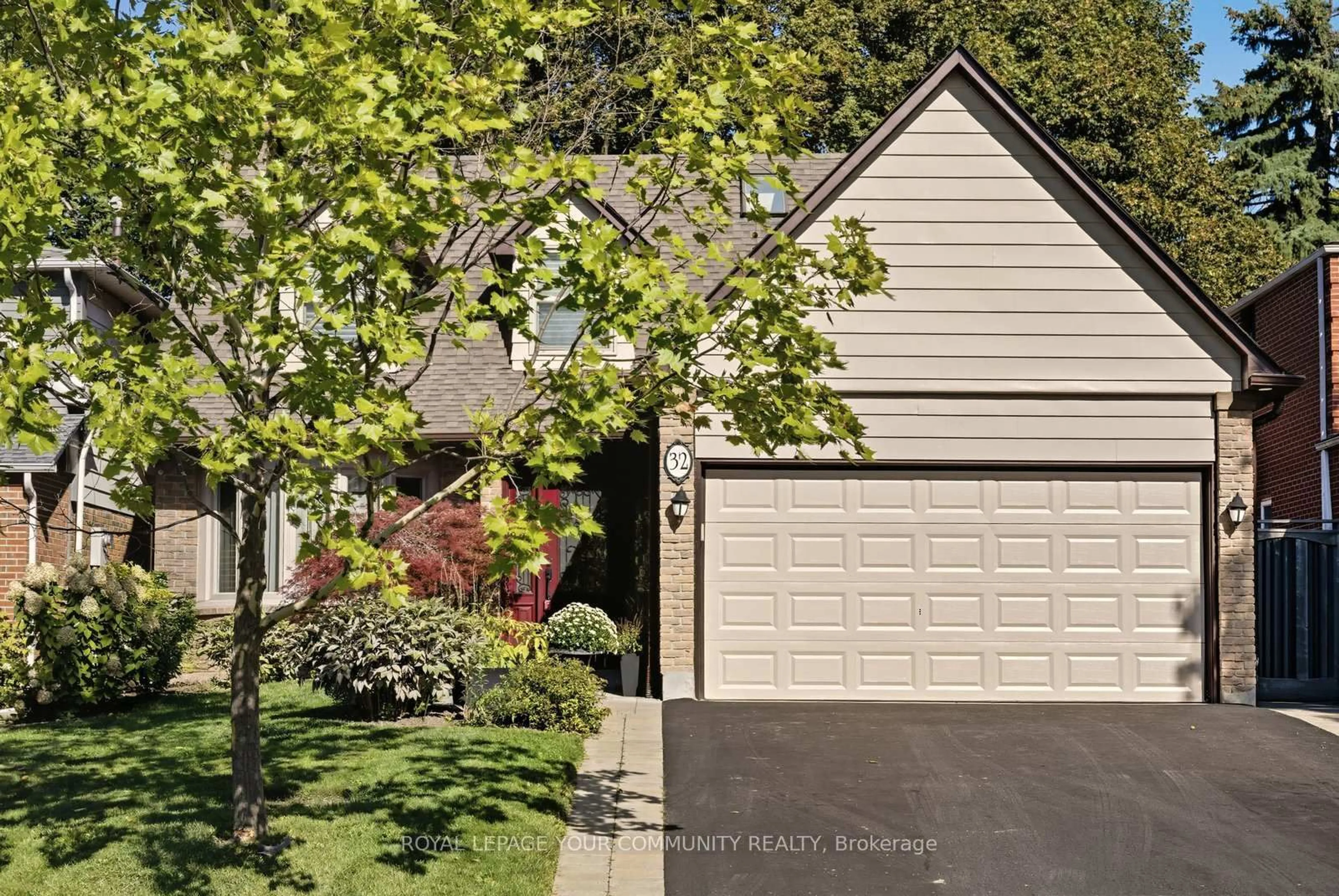Home with vinyl exterior material, street for 32 Ravengloss Dr, Markham Ontario L3T 4C9