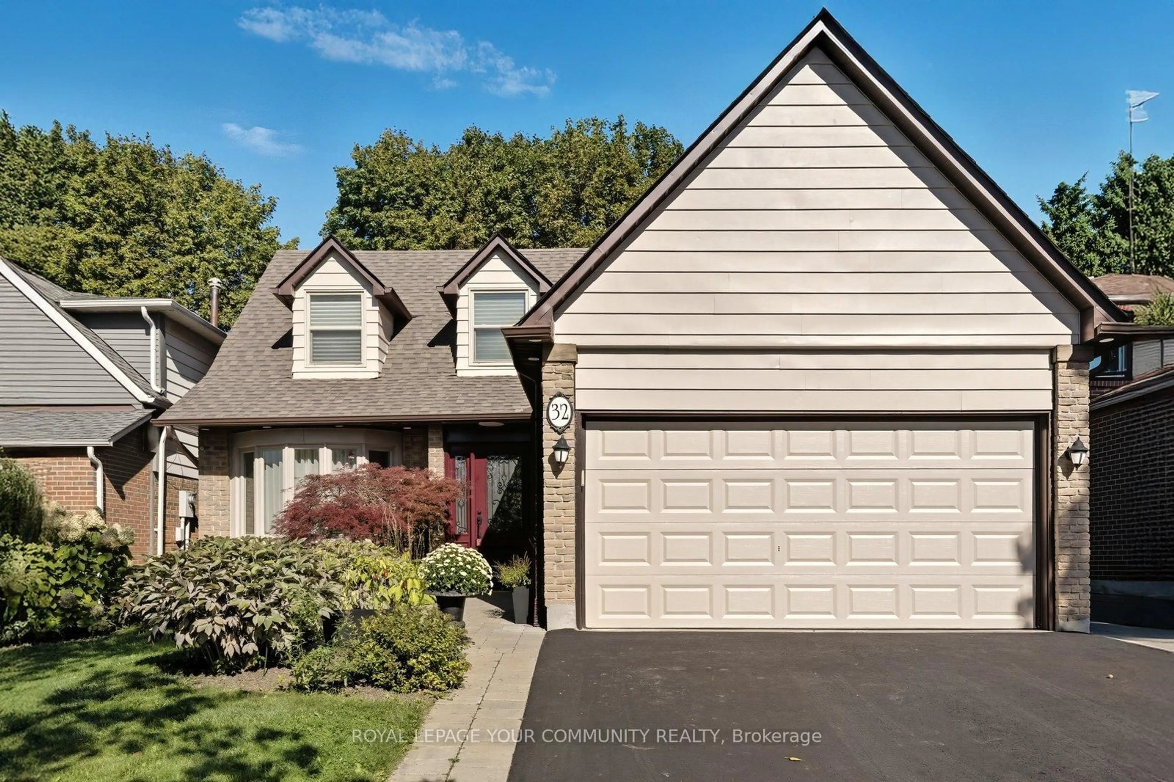 Home with vinyl exterior material, street for 32 Ravengloss Dr, Markham Ontario L3T 4C9