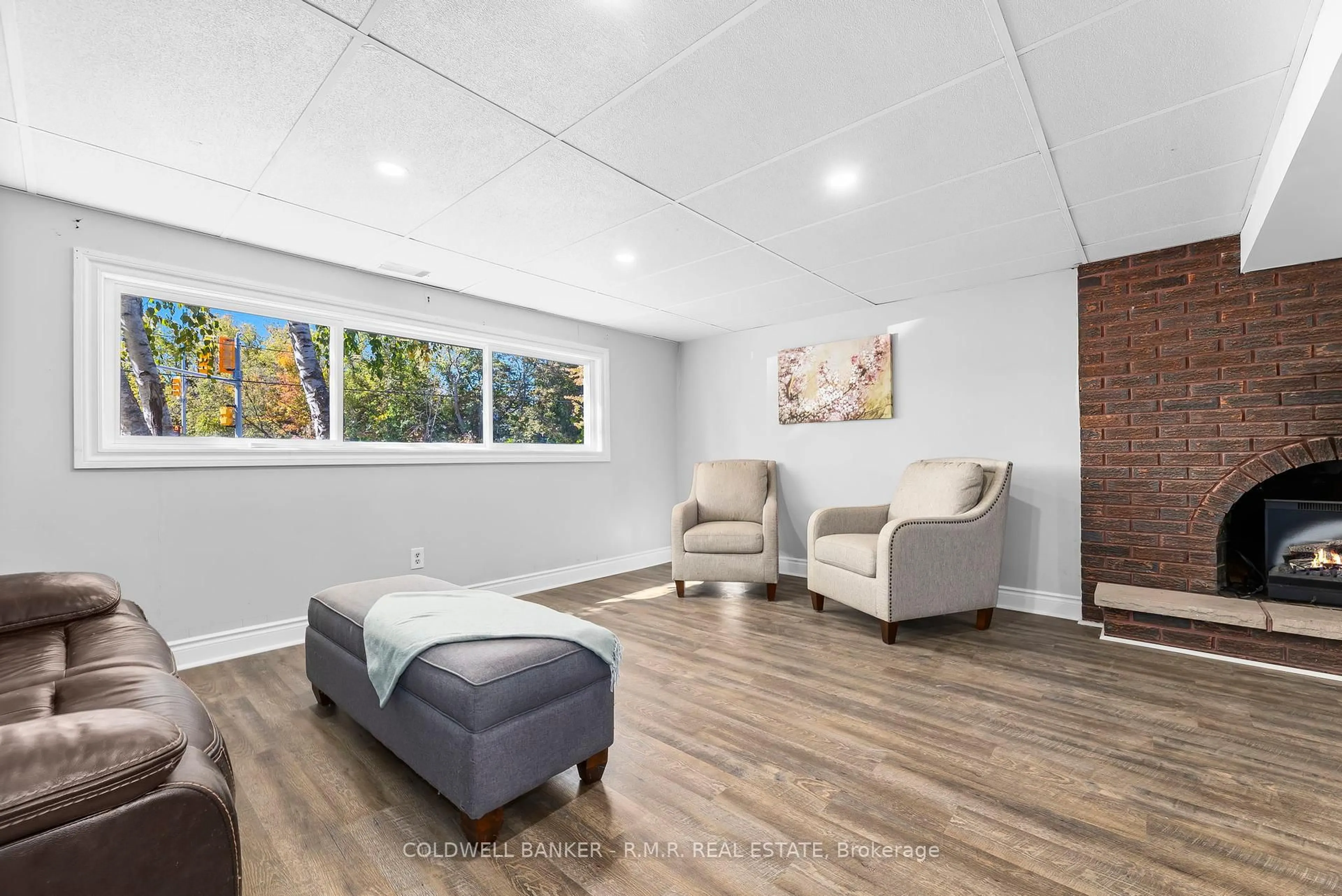 Living room with furniture, wood/laminate floor for 77 Main St, Uxbridge Ontario L9P 1J7