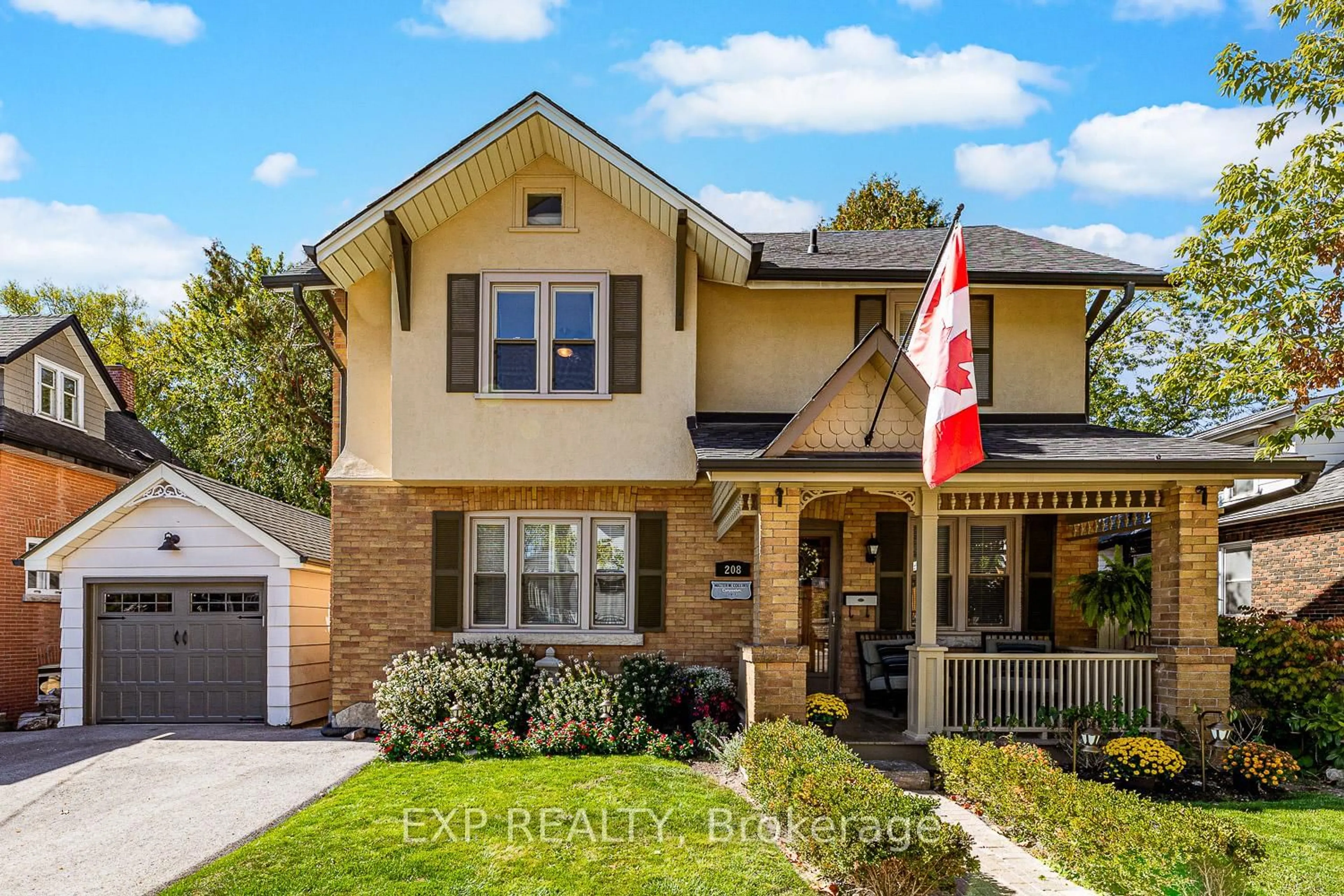 Home with brick exterior material, street for 208 Lorne Ave, Newmarket Ontario L3Y 4K2