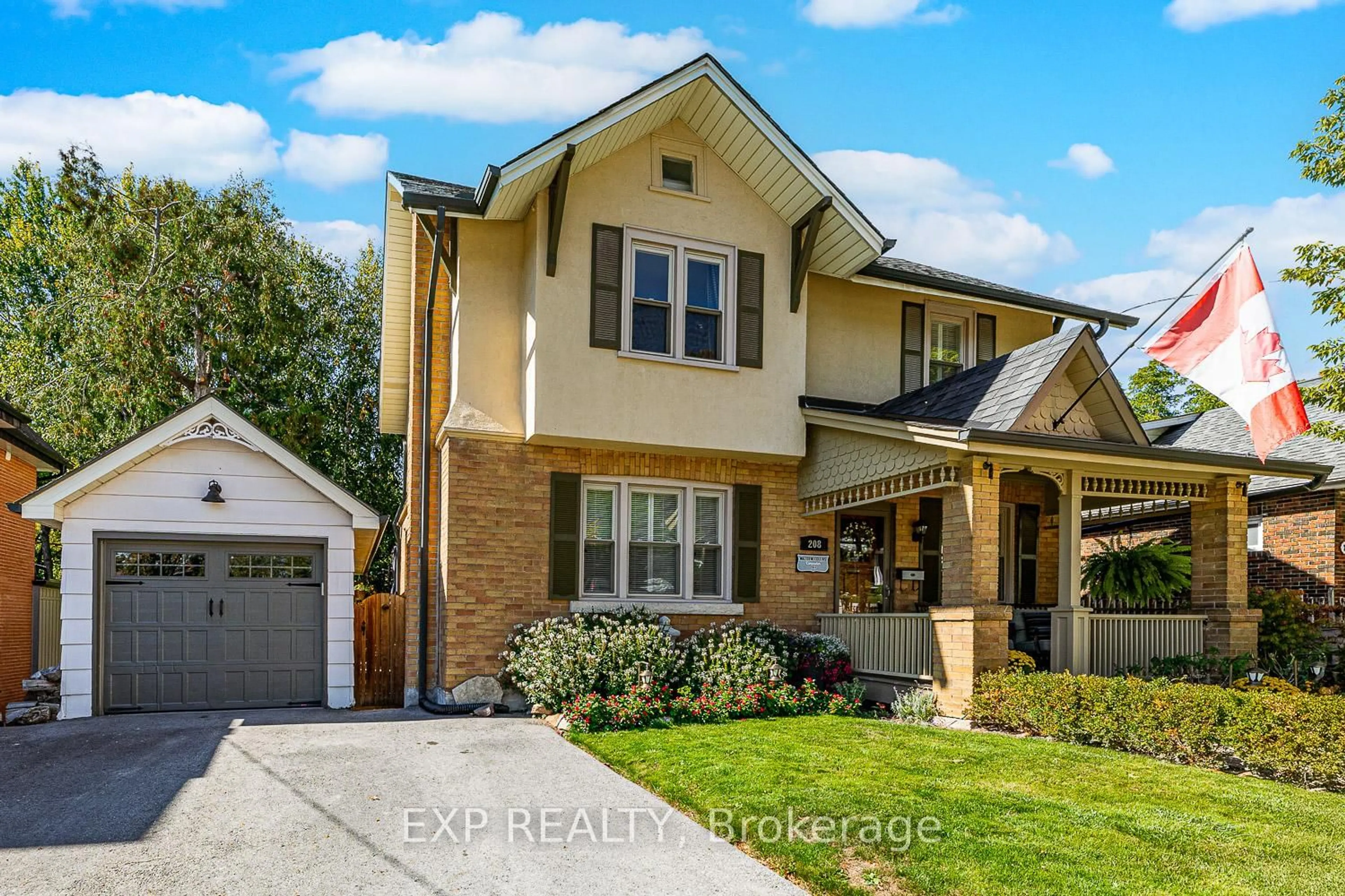 Home with brick exterior material, street for 208 Lorne Ave, Newmarket Ontario L3Y 4K2