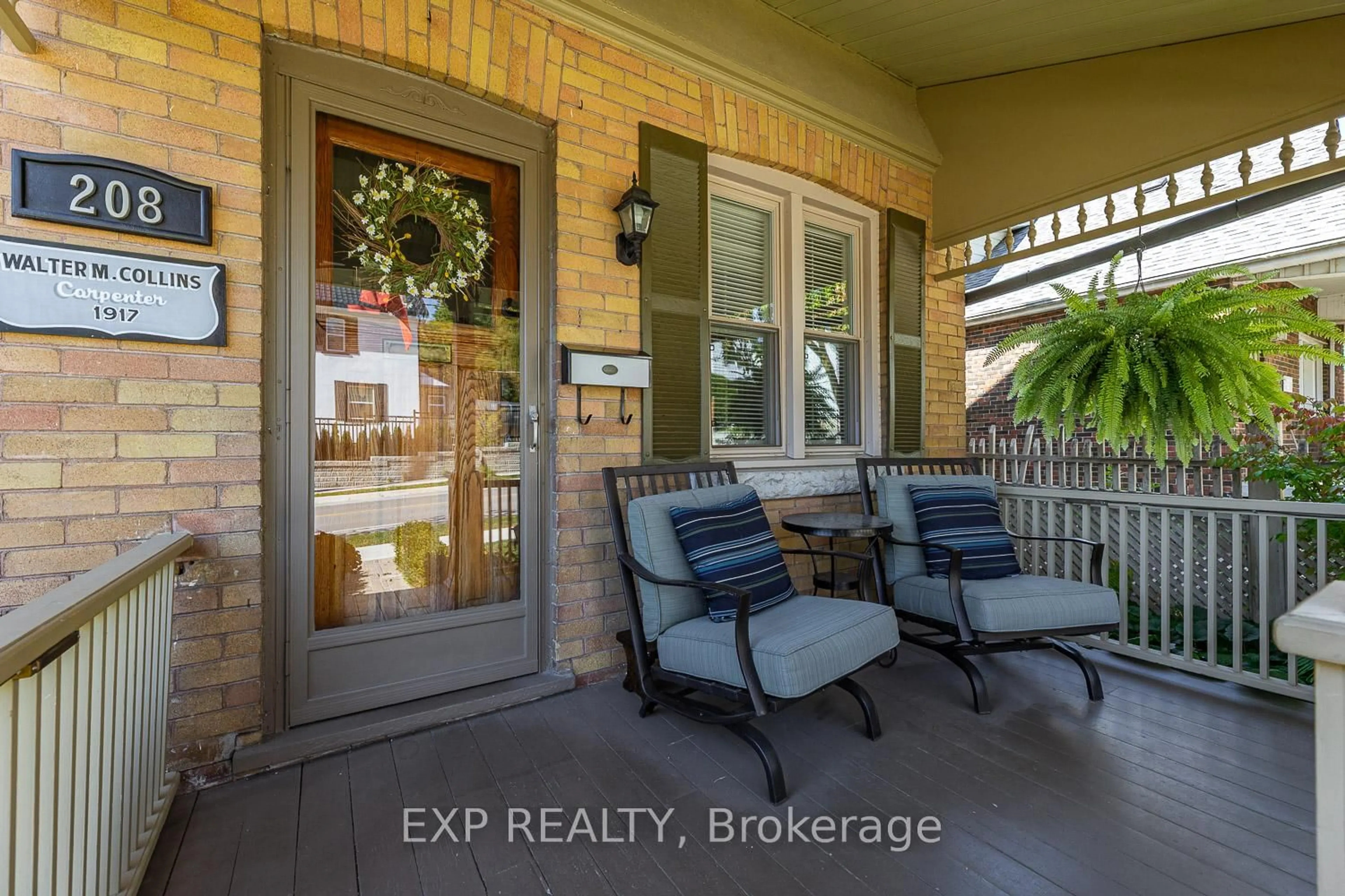 Indoor entryway for 208 Lorne Ave, Newmarket Ontario L3Y 4K2