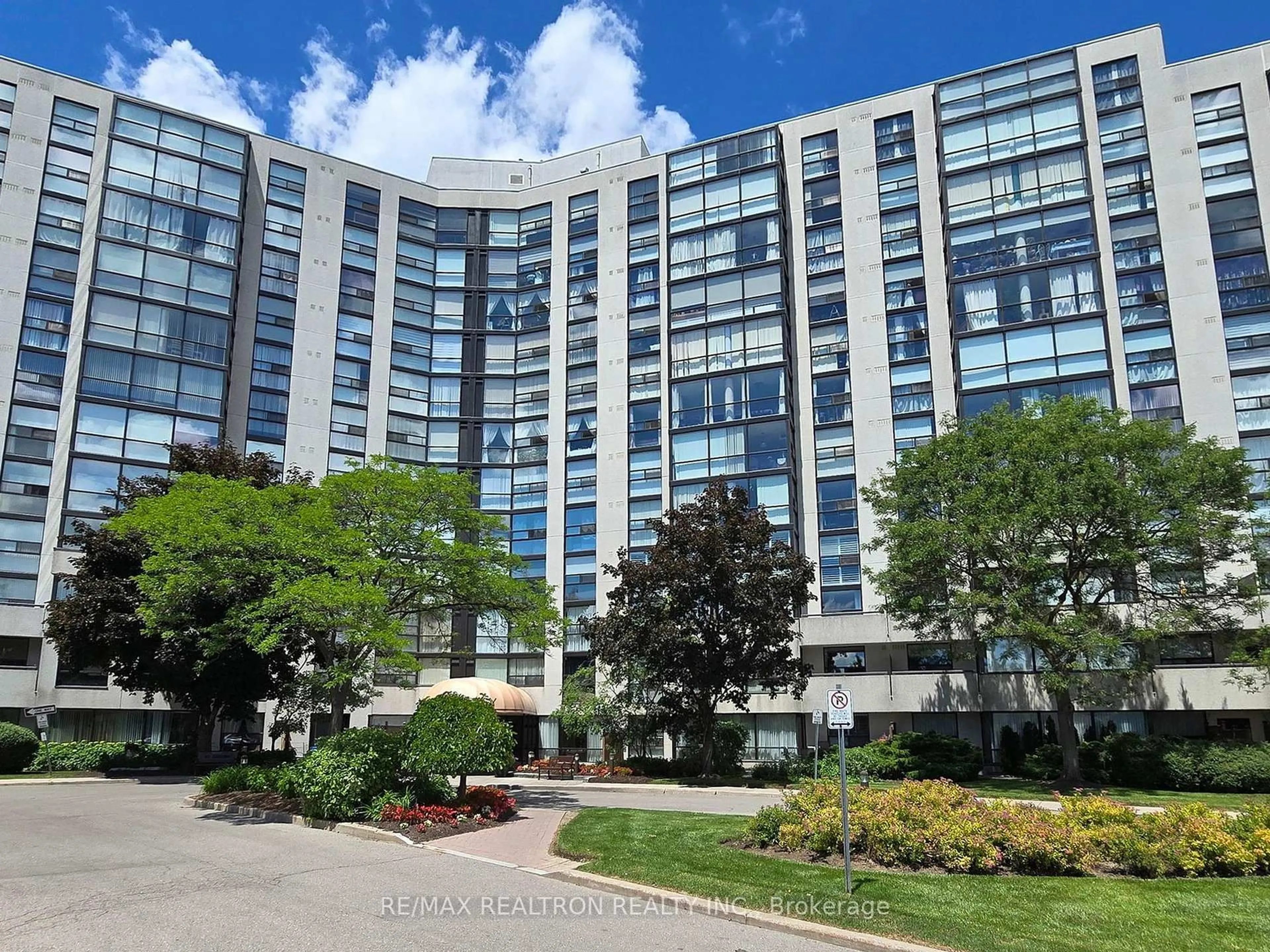 Indoor foyer for 40 Harding Blvd #1015, Richmond Hill Ontario L4C 9S5
