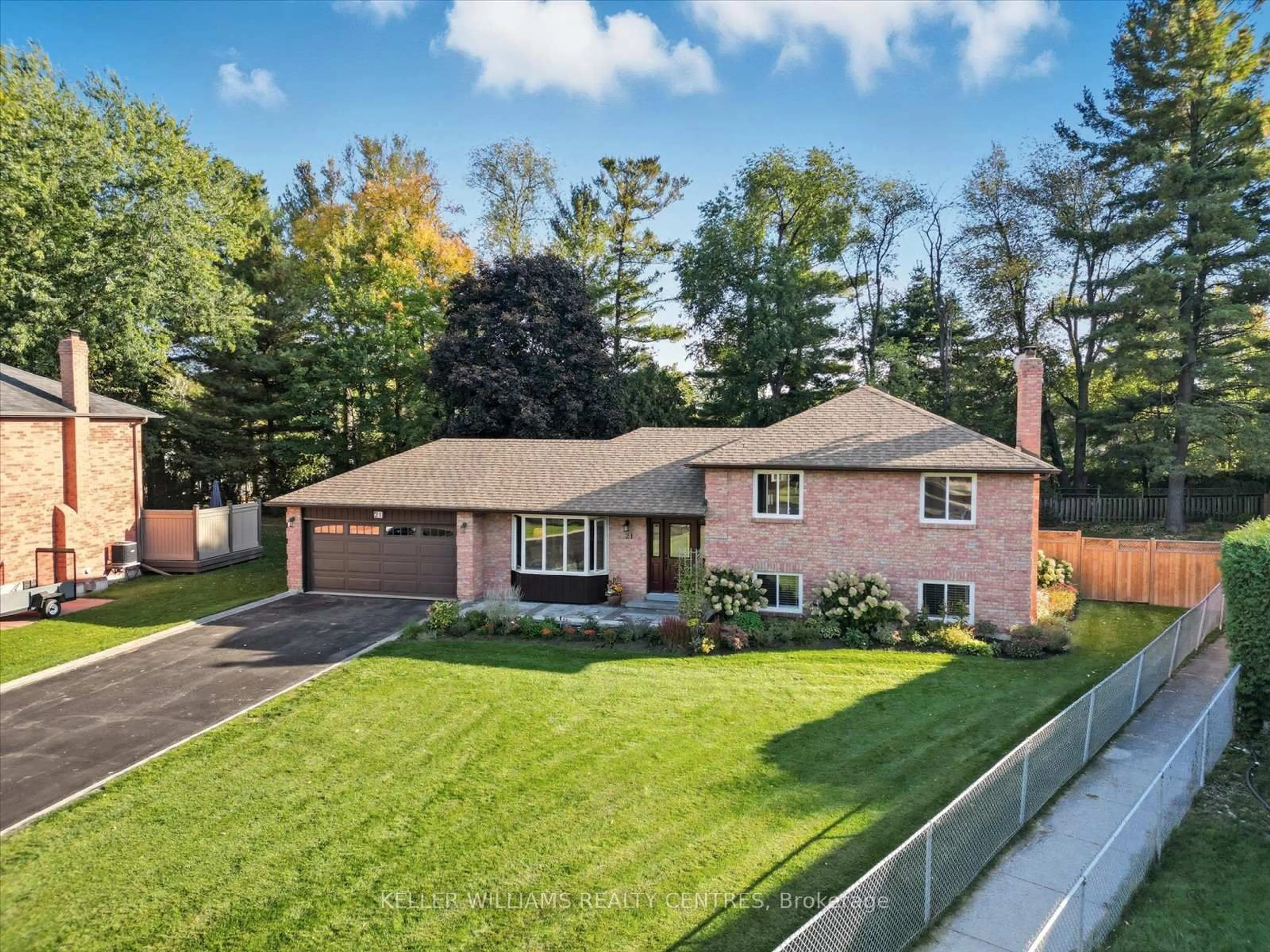 Home with brick exterior material, street for 21 Valentini Ave, East Gwillimbury Ontario L9N 1H8