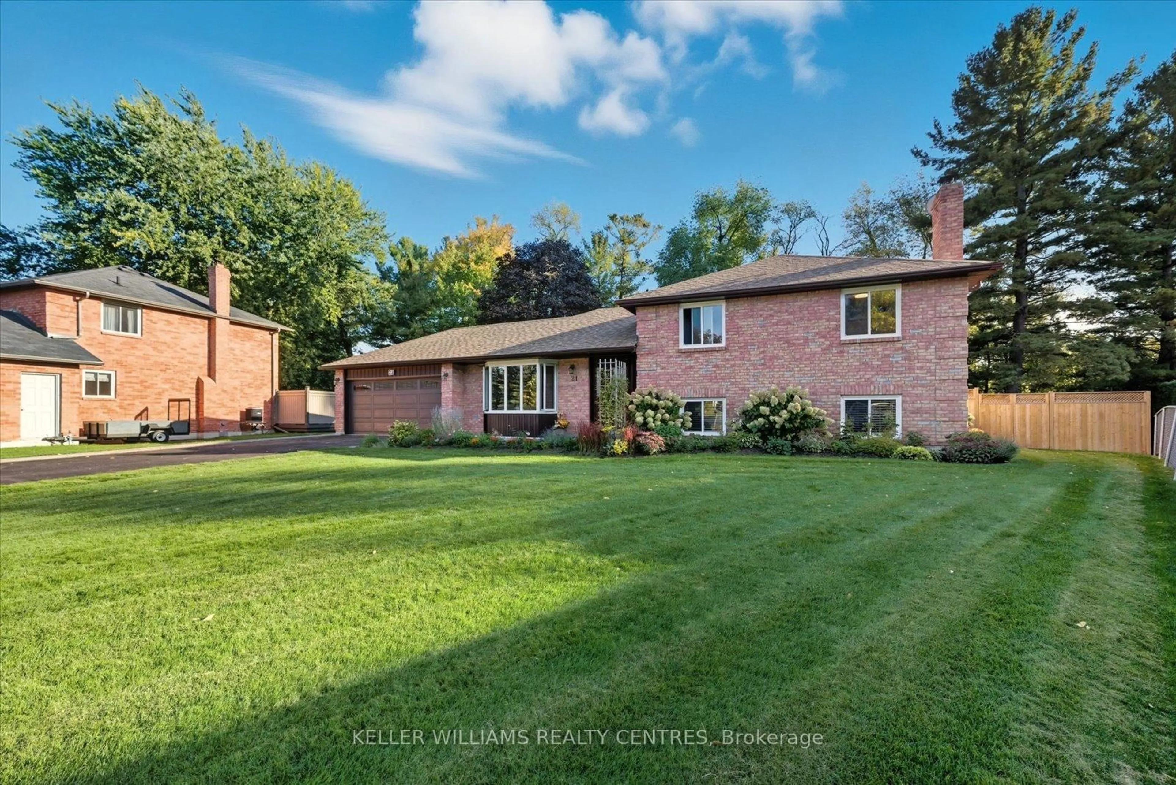 A pic from outside/outdoor area/front of a property/back of a property/a pic from drone, street for 21 Valentini Ave, East Gwillimbury Ontario L9N 1H8