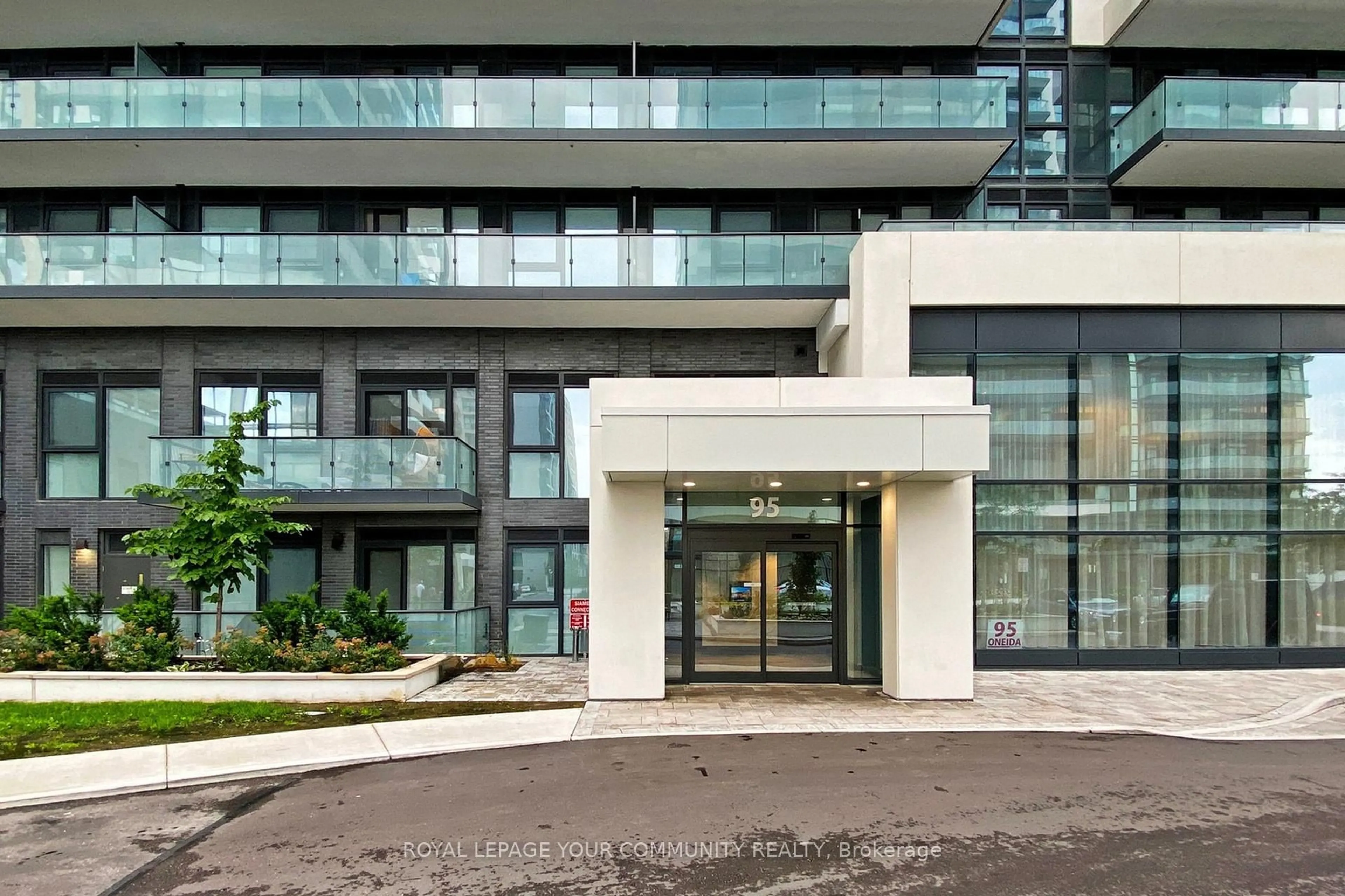 Indoor foyer for 95 Oneida Cres #503, Richmond Hill Ontario L4B 0H5