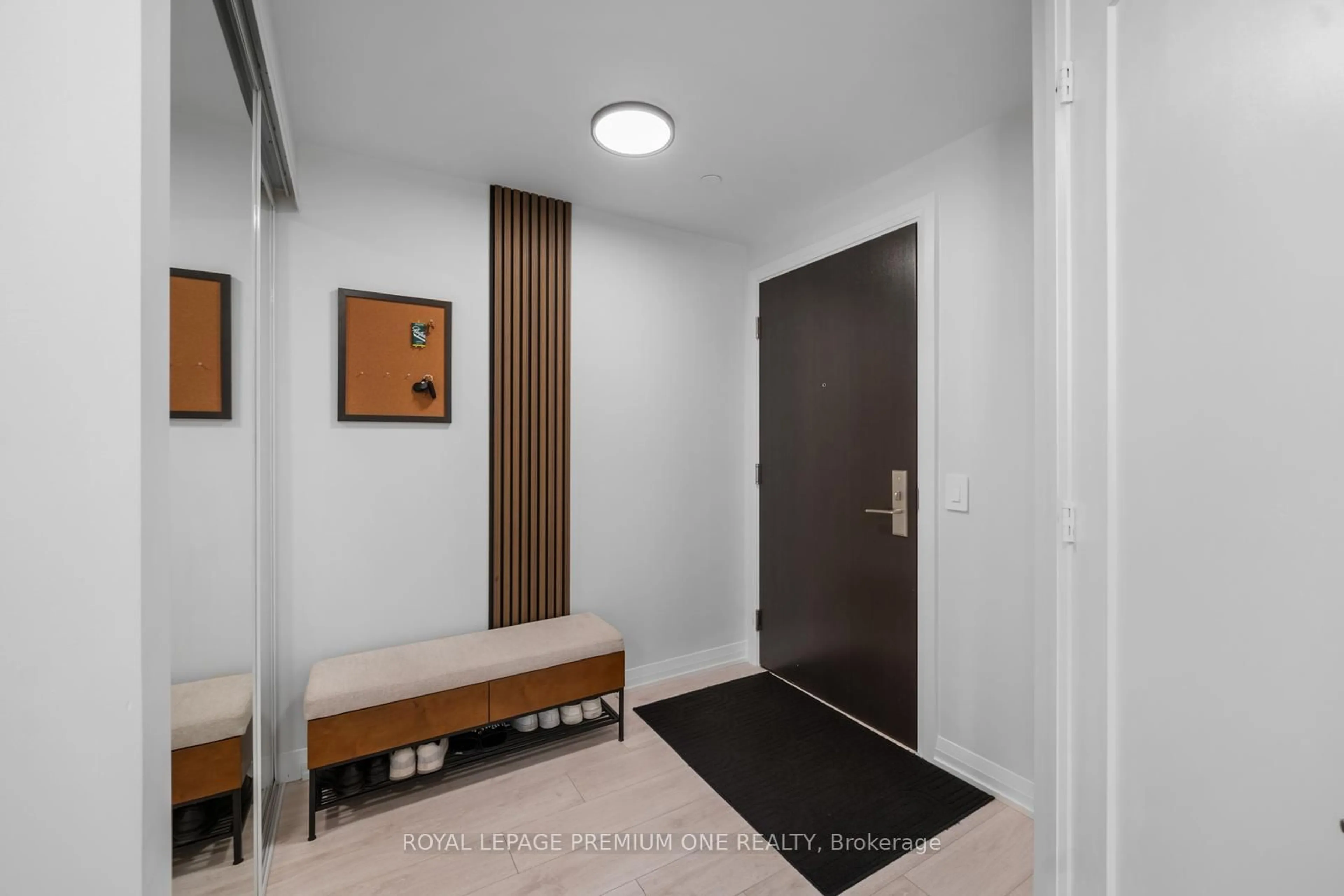 Indoor foyer for 9000 JANE St #1715, Vaughan Ontario L4K 2M9