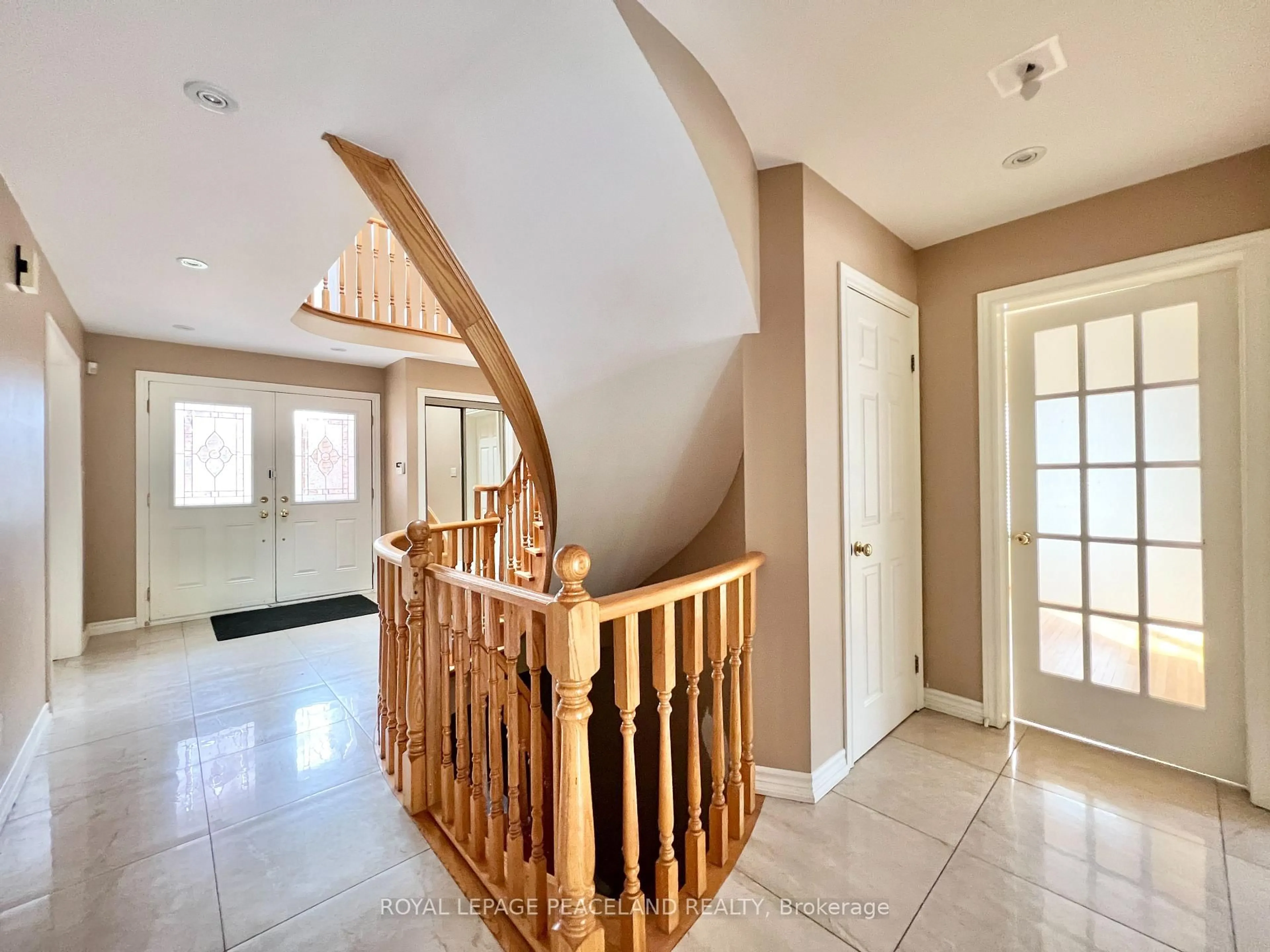 Indoor entryway for 186 Marsi Rd, Richmond Hill Ontario L4C 5S8