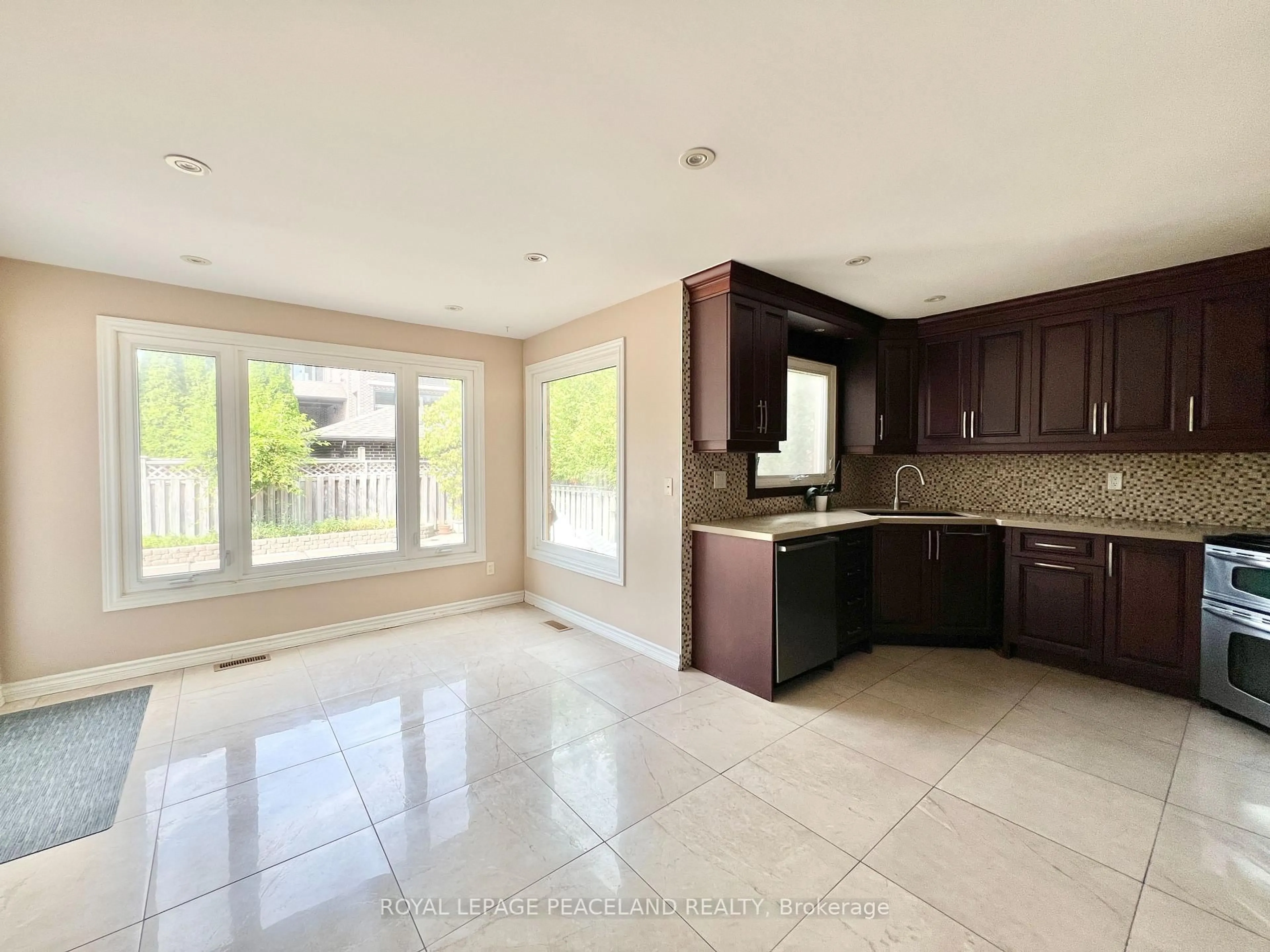 Open concept kitchen, ceramic/tile floor for 186 Marsi Rd, Richmond Hill Ontario L4C 5S8