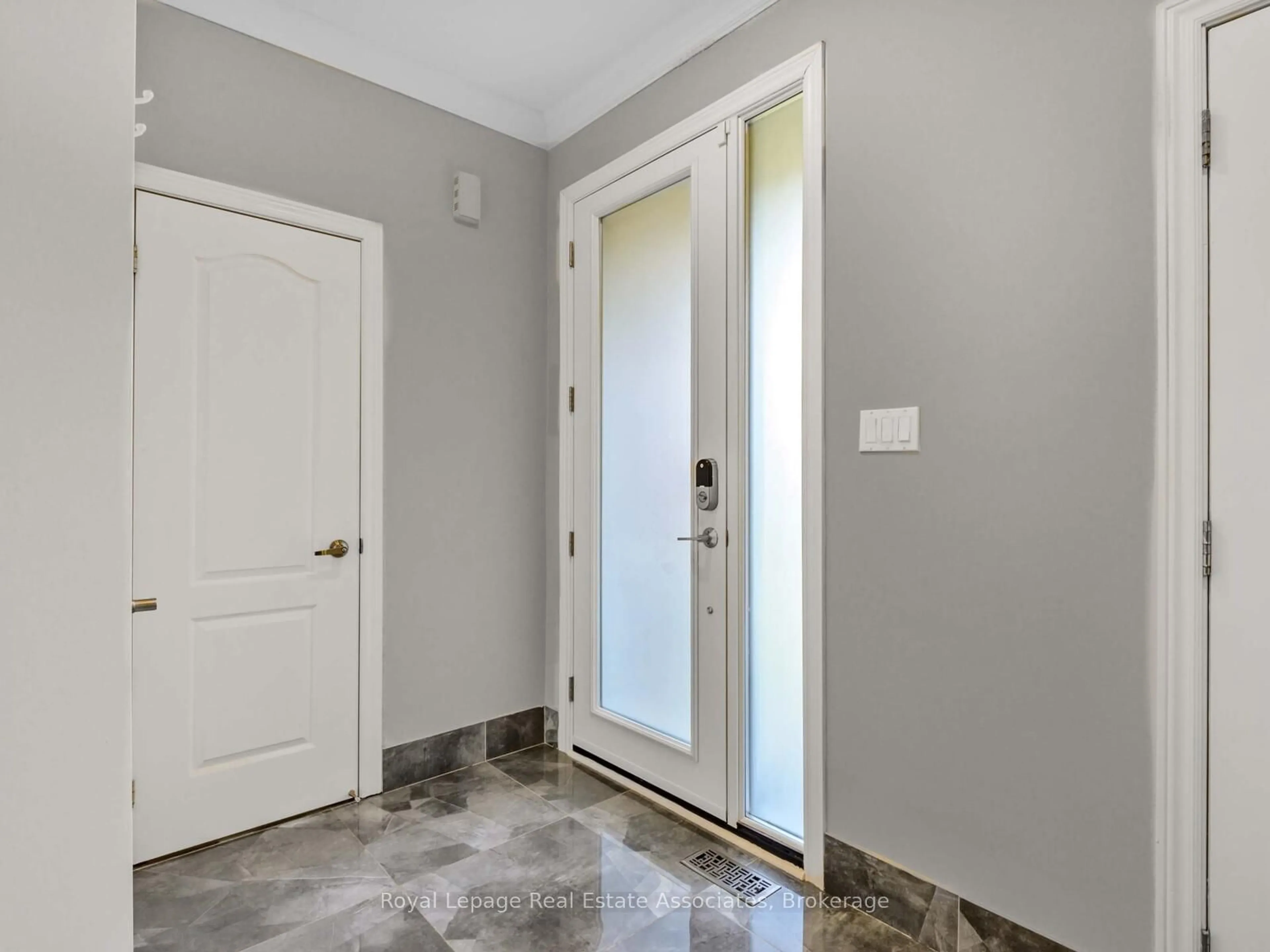Indoor entryway for 26 Venture Ave, Richmond Hill Ontario L4S 2P2