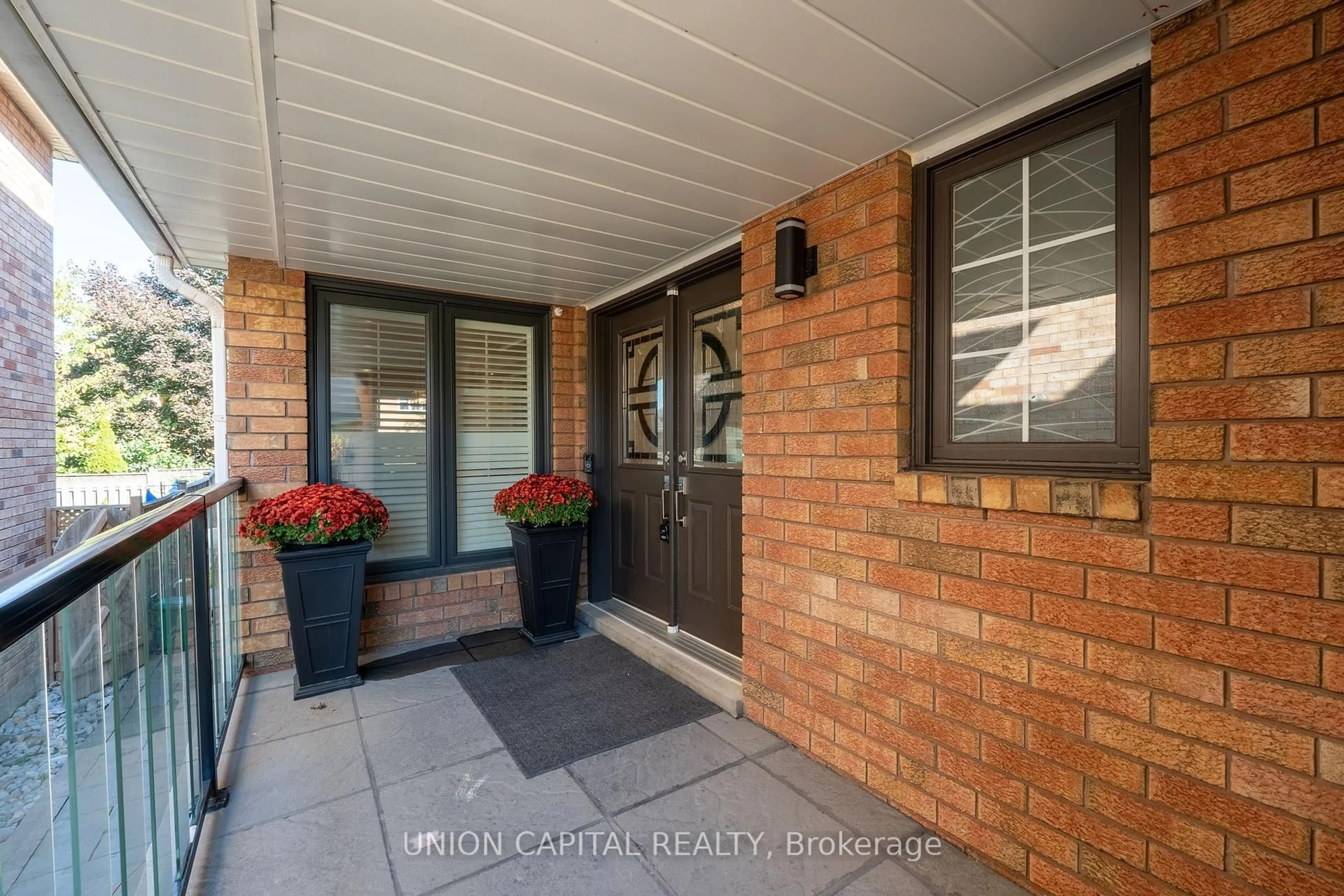 Indoor entryway for 27 Trent St, Aurora Ontario L4G 7E7