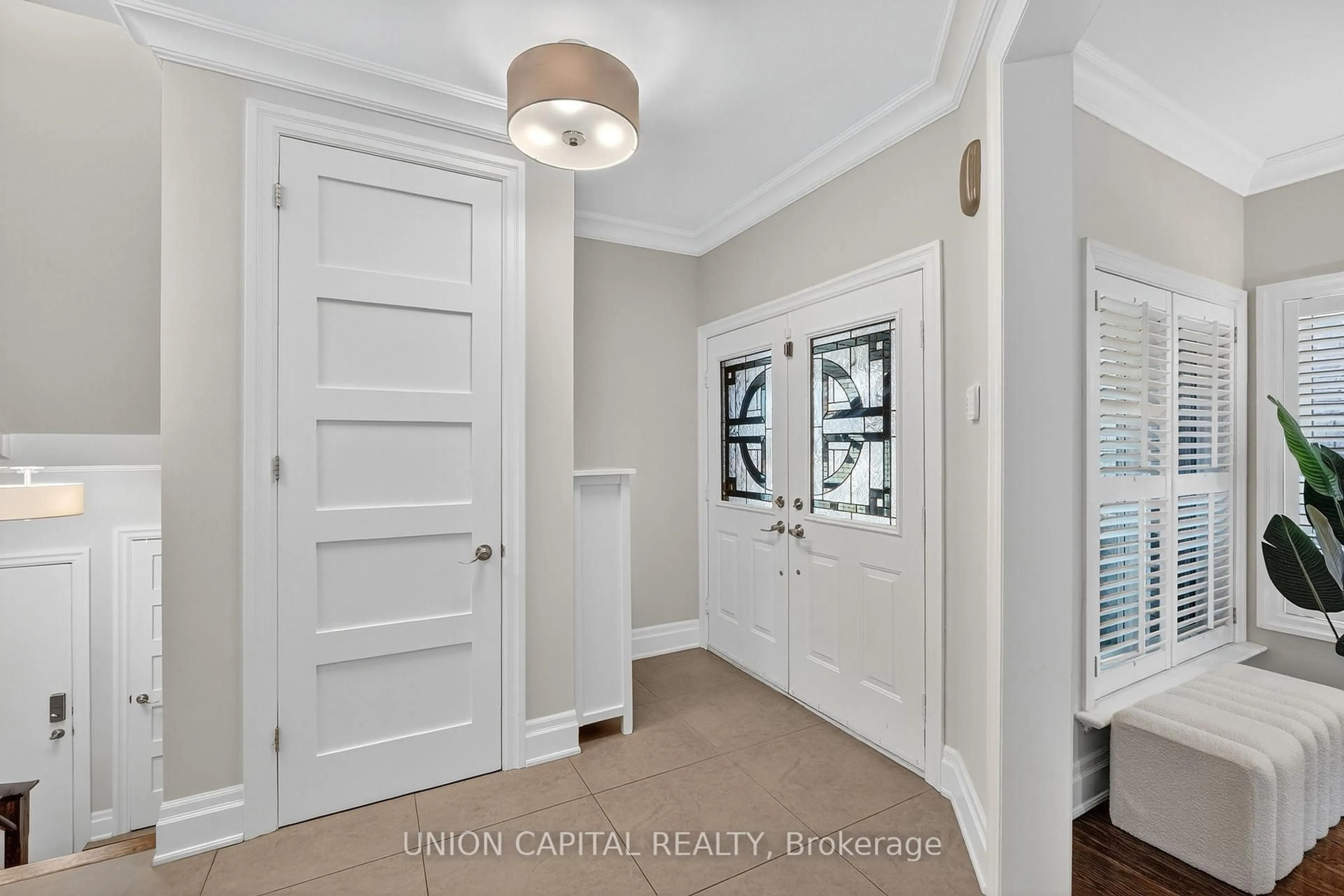 Indoor entryway for 27 Trent St, Aurora Ontario L4G 7E7