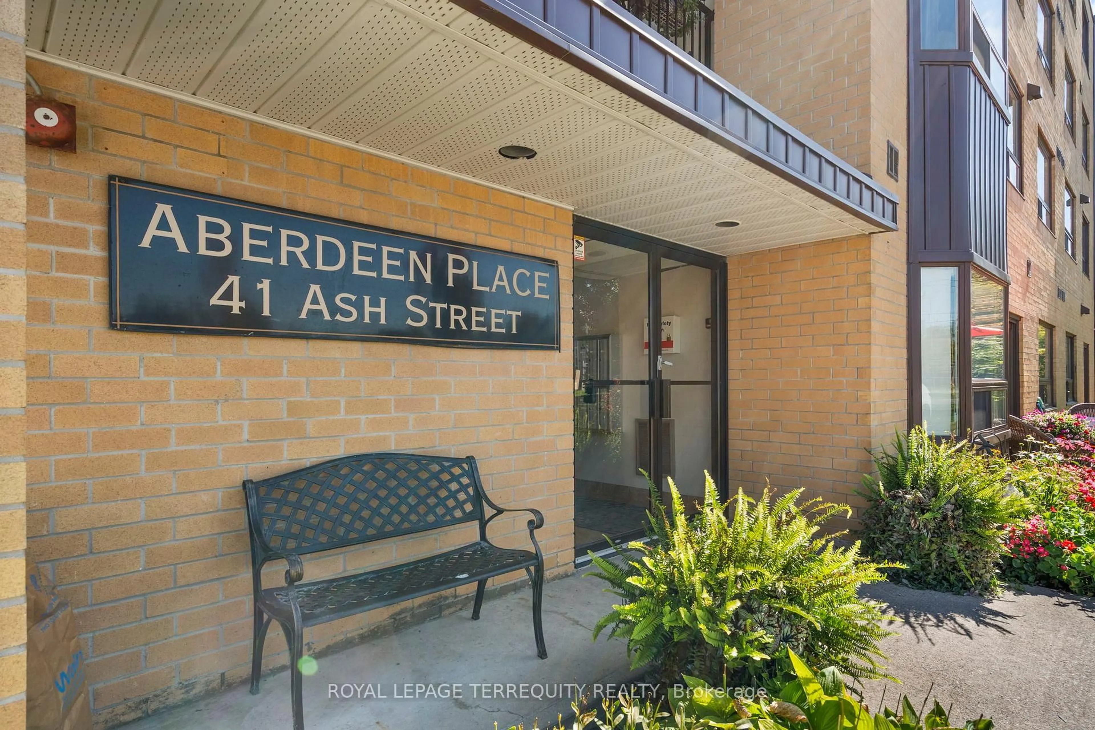 Indoor foyer for 41 Ash St #304, Uxbridge Ontario L9P 1E2