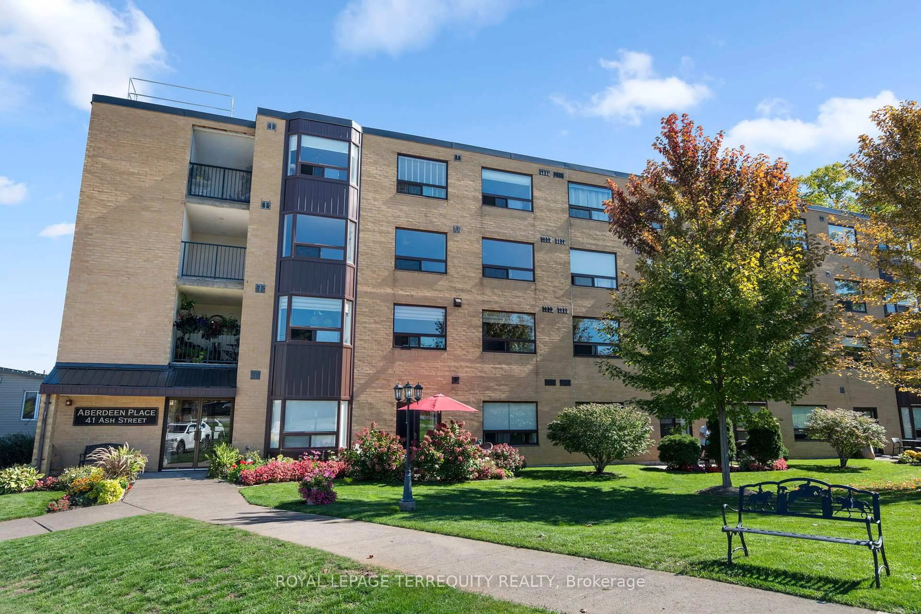 A pic from outside/outdoor area/front of a property/back of a property/a pic from drone, building for 41 Ash St #304, Uxbridge Ontario L9P 1E2