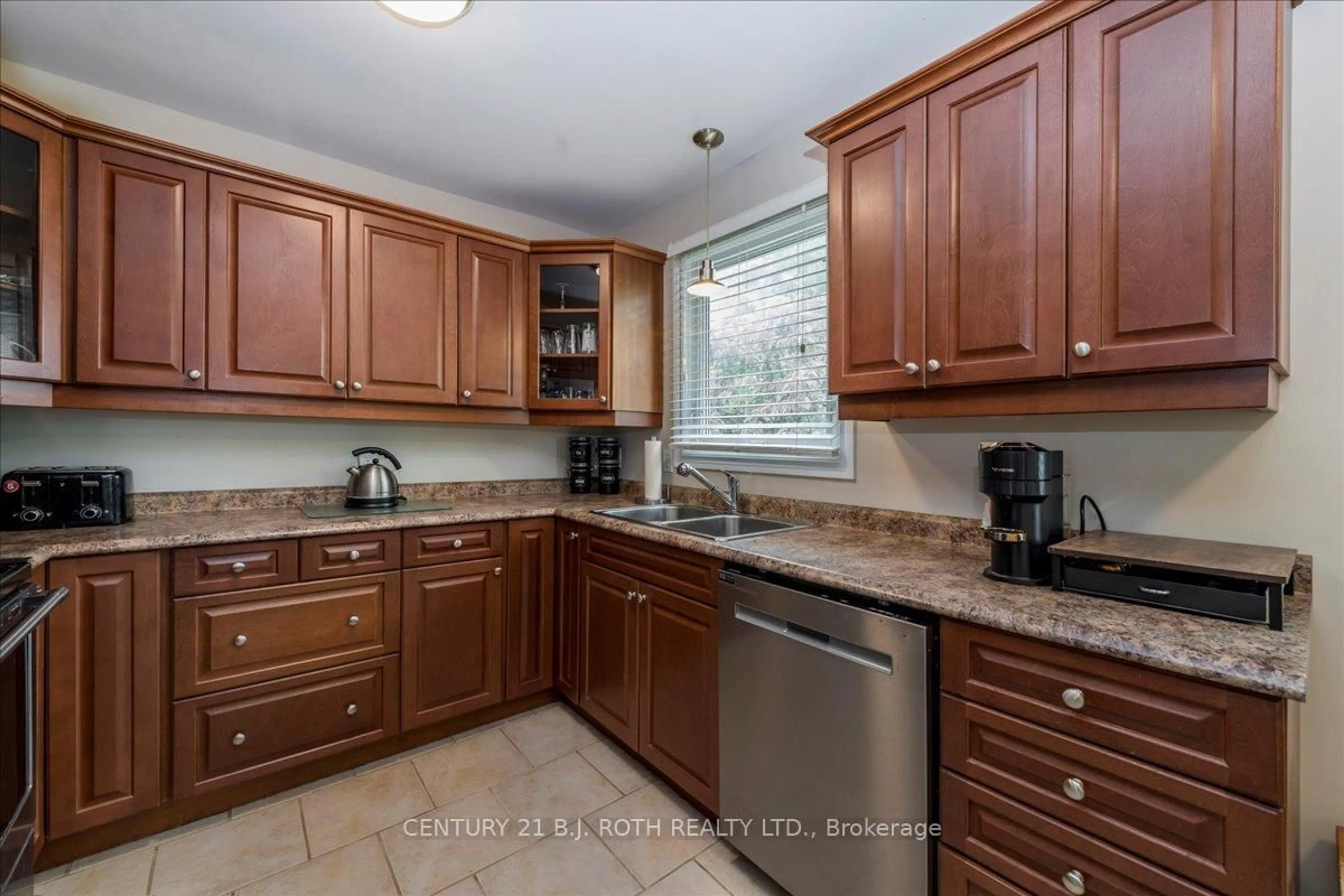 Standard kitchen, ceramic/tile floor for 2834 Dempster Ave, Innisfil Ontario L9S 1C2