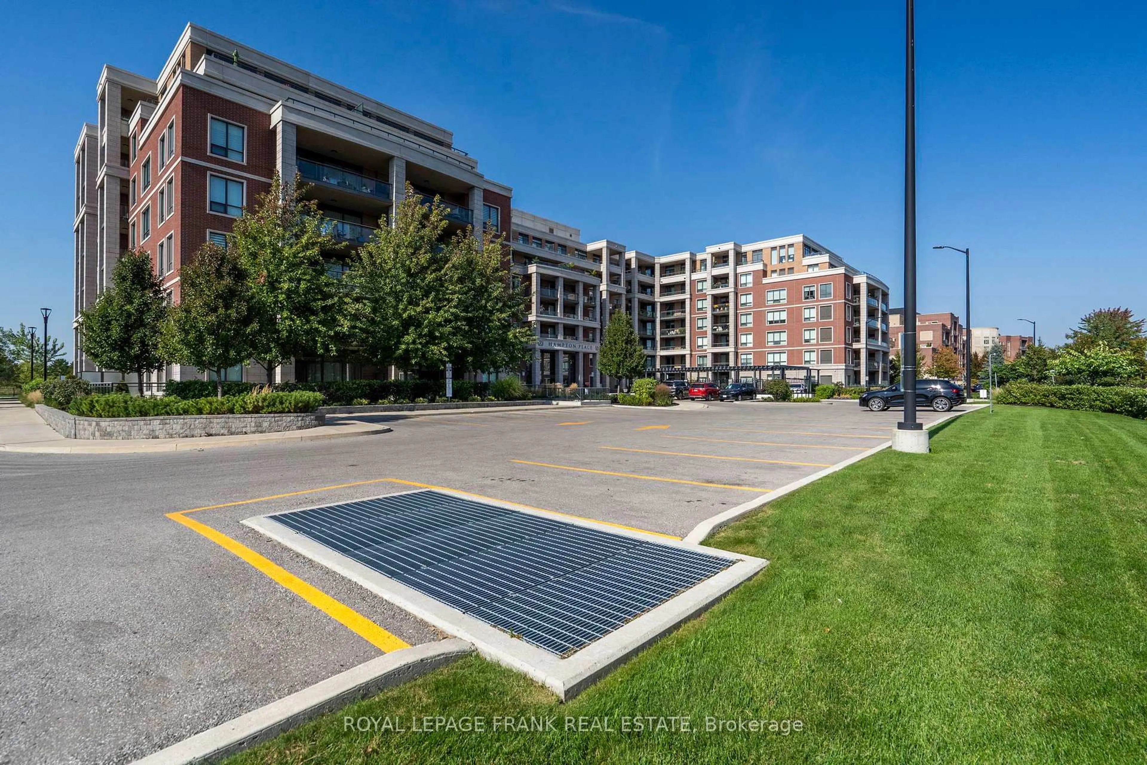 A pic from outside/outdoor area/front of a property/back of a property/a pic from drone, street for 25 Baker Hill Blvd #712, Whitchurch-Stouffville Ontario L4A 4R5