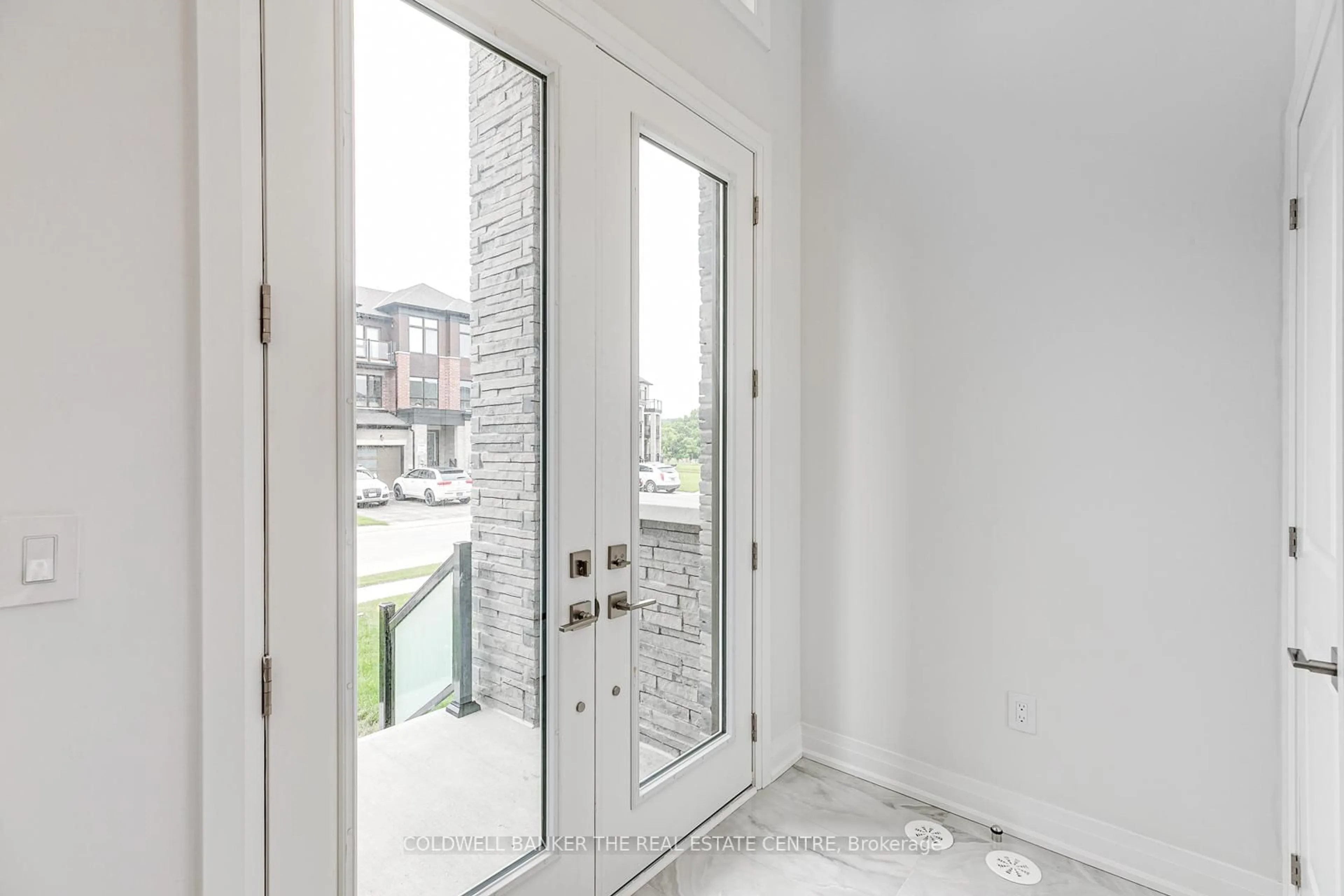 Indoor entryway for 549 New England Crt, Newmarket Ontario L3X 2Z2