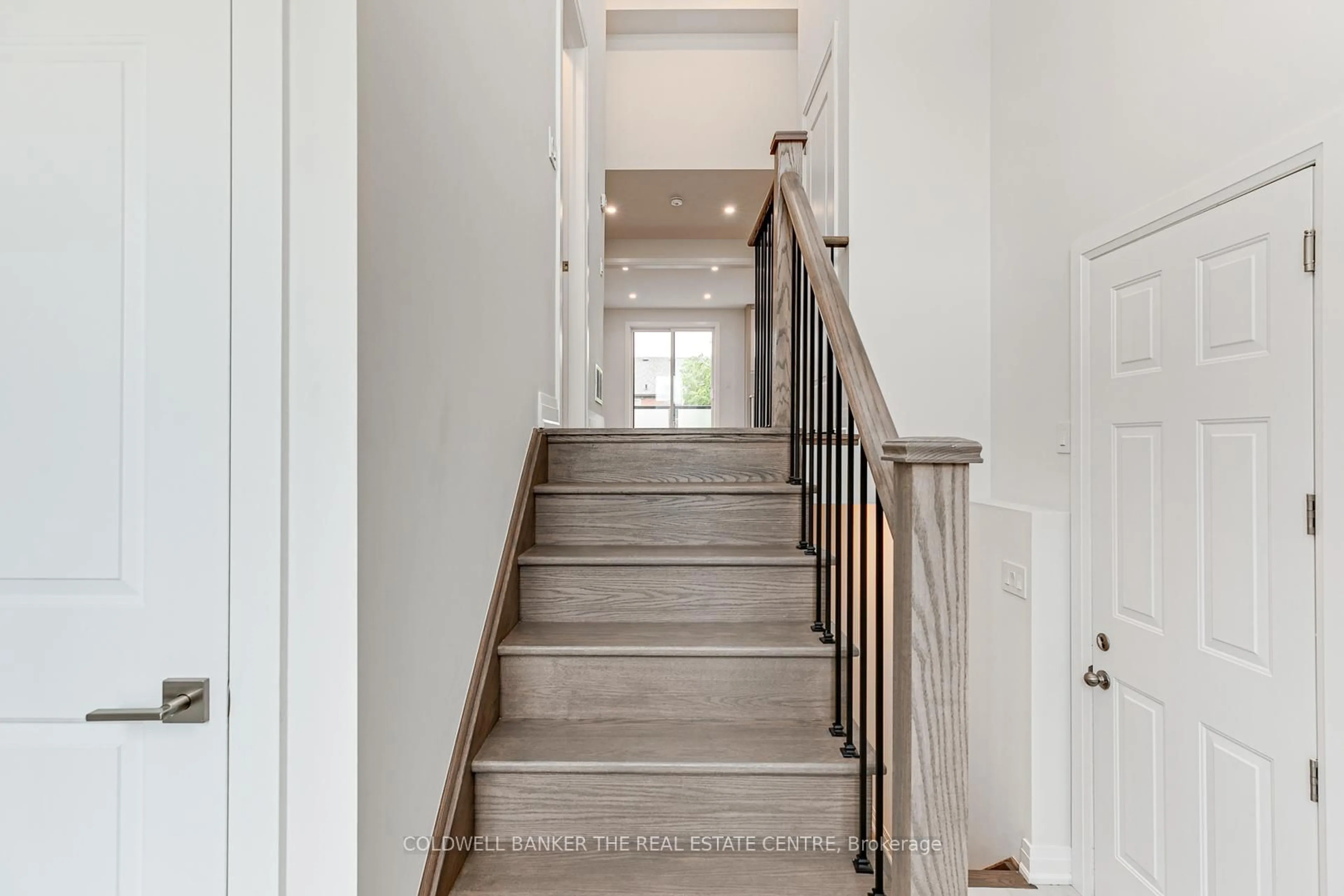 Stairs for 549 New England Crt, Newmarket Ontario L3X 2Z2