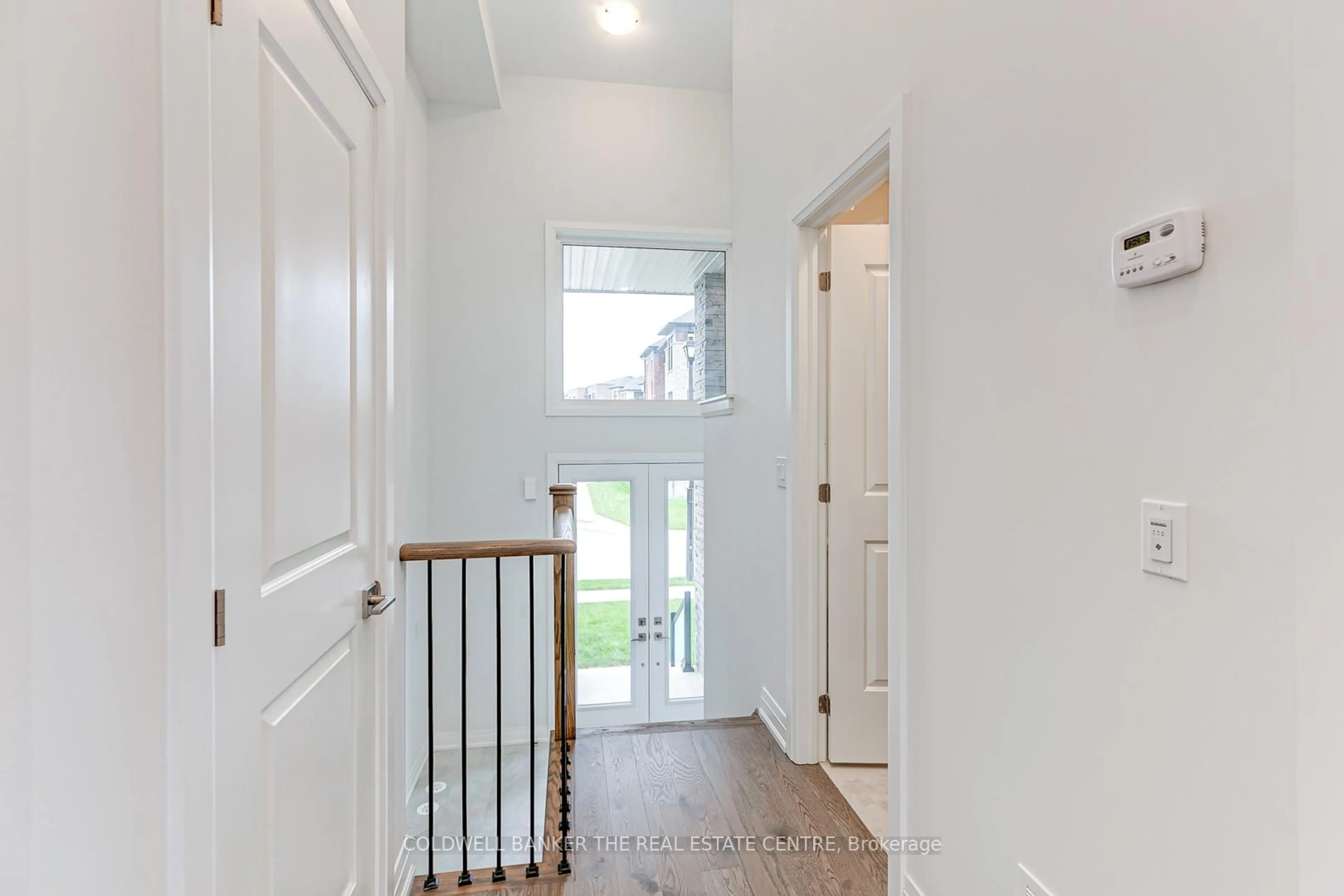 Indoor entryway for 549 New England Crt, Newmarket Ontario L3X 2Z2