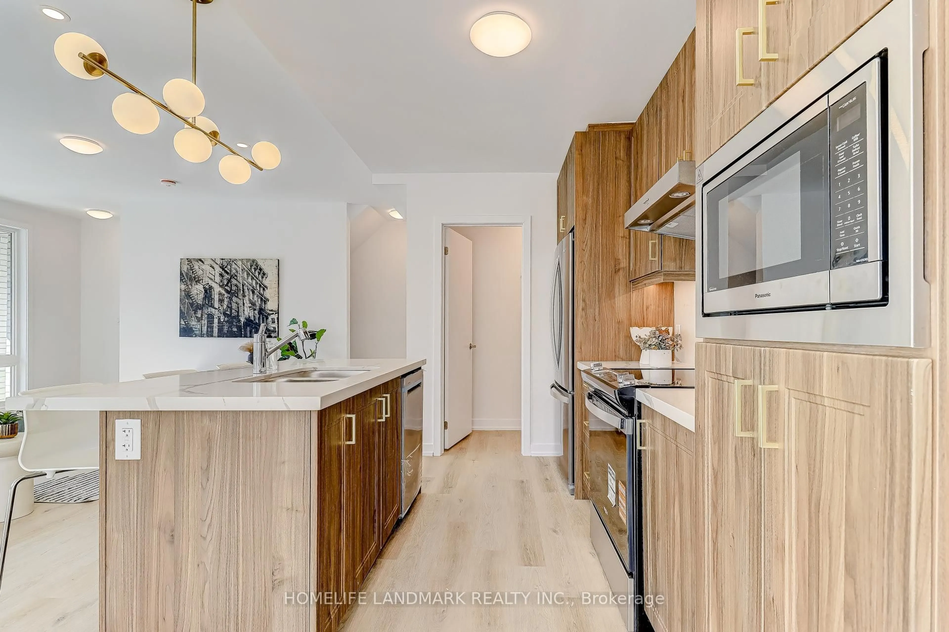 Open concept kitchen, wood/laminate floor for 16 Bancroft Lane, Richmond Hill Ontario L4E 1M1