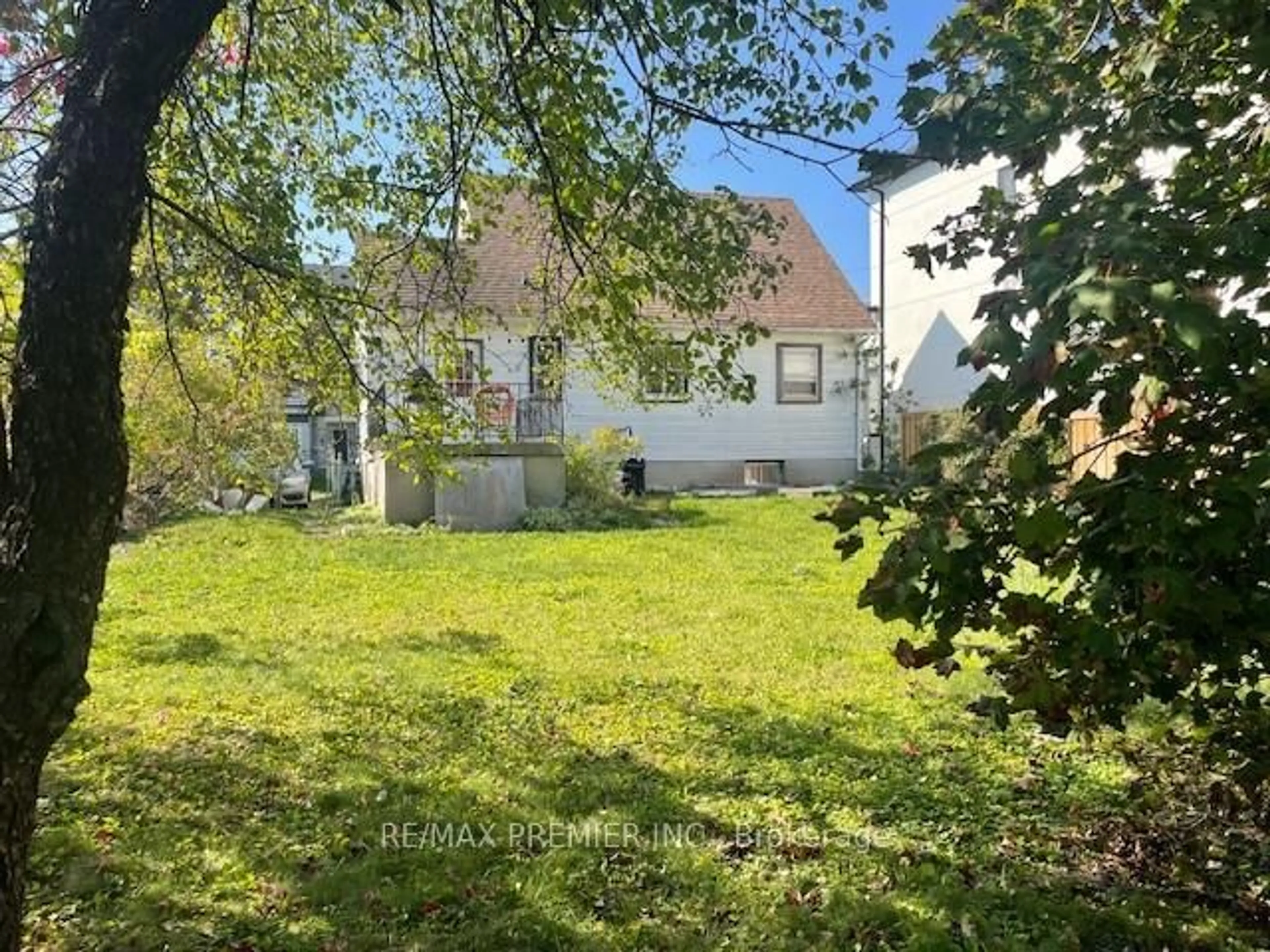 A pic from outside/outdoor area/front of a property/back of a property/a pic from drone, street for 3 Parker Ave, Richmond Hill Ontario L4E 2W4