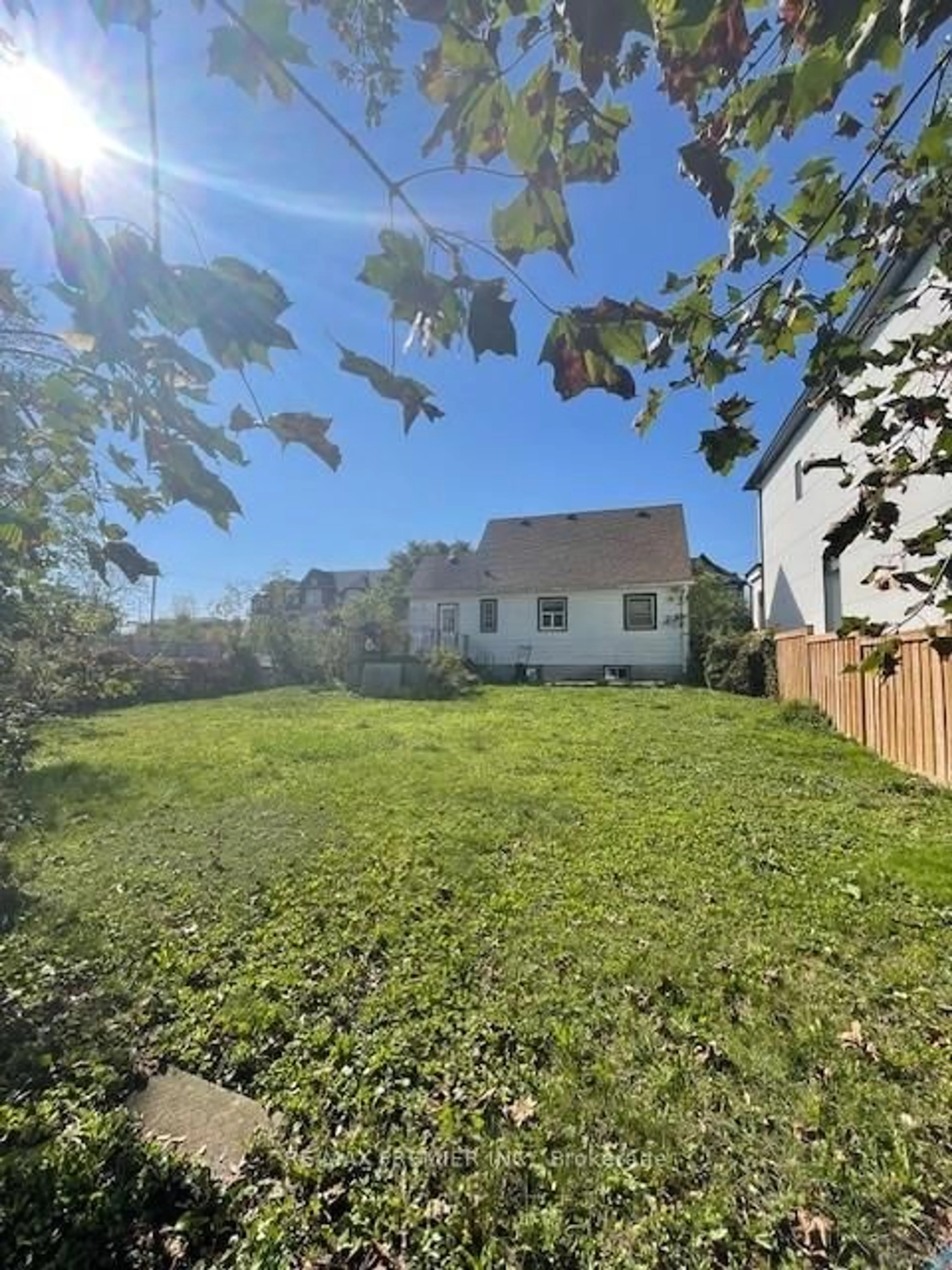 A pic from outside/outdoor area/front of a property/back of a property/a pic from drone, unknown for 3 Parker Ave, Richmond Hill Ontario L4E 2W4