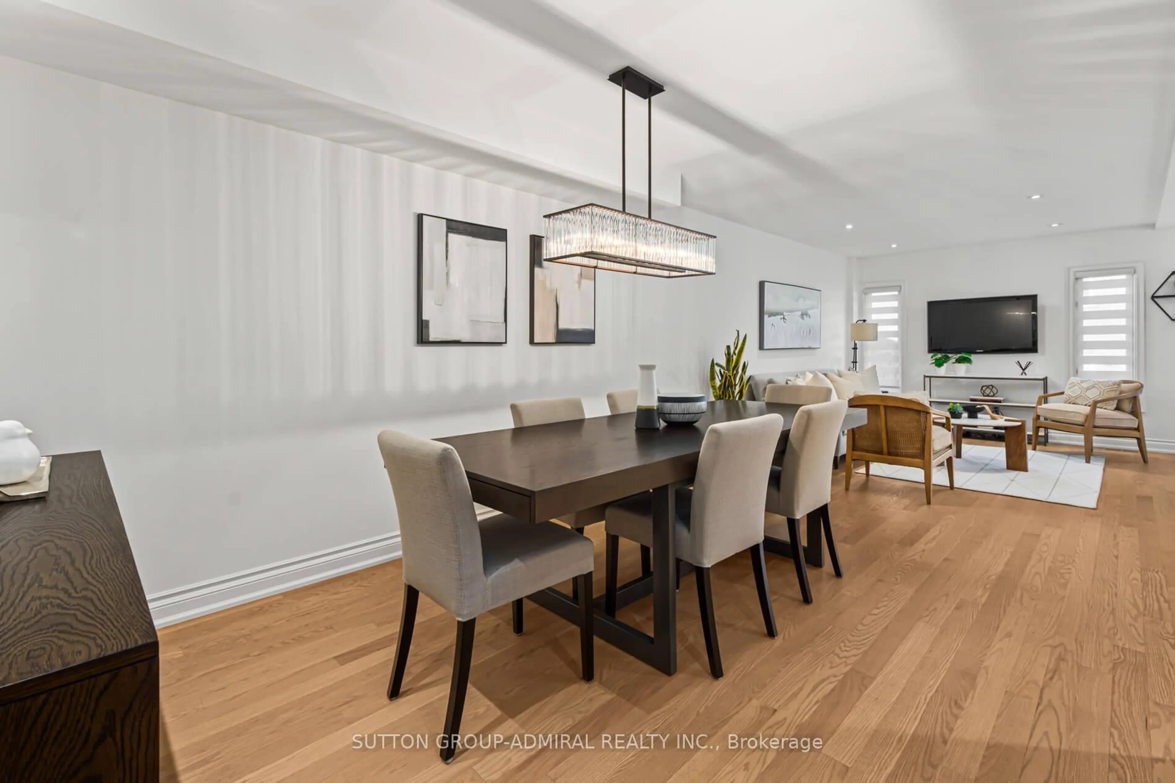 Dining room, wood/laminate floor for 10 Oak Park Cres, Vaughan Ontario L6A 0B3