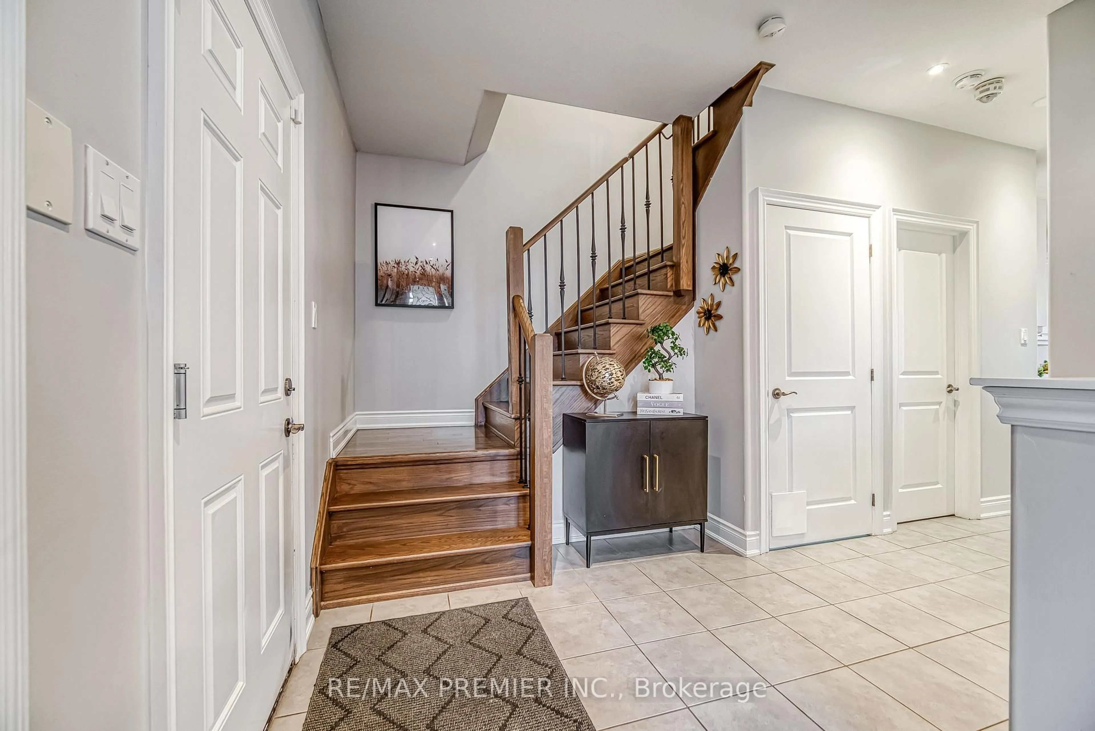 Indoor entryway for 1878 Lamstone St, Innisfil Ontario L9S 4Z8
