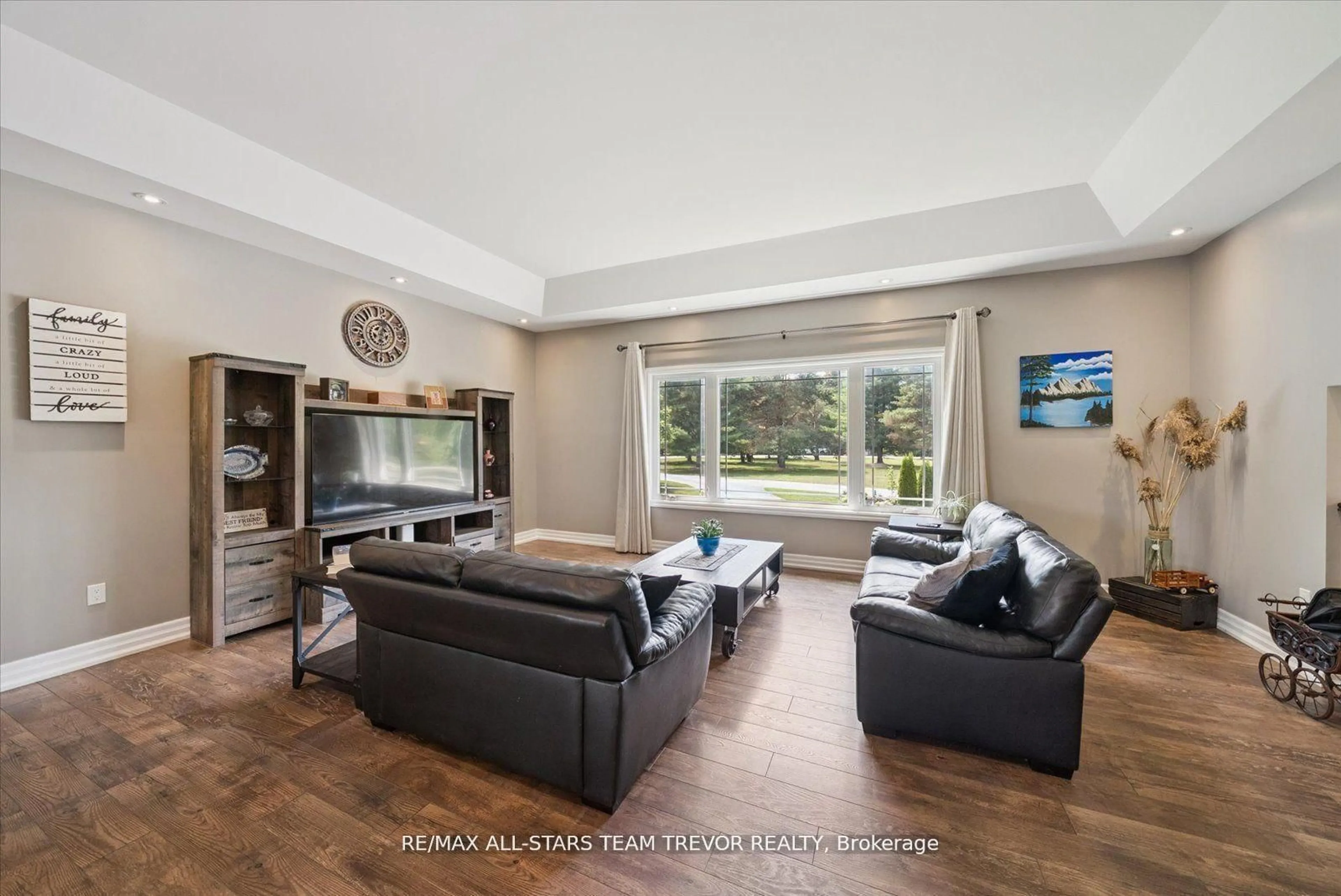 Living room with furniture, unknown for 187 Riverbank Dr, Georgina Ontario L0E 1N0