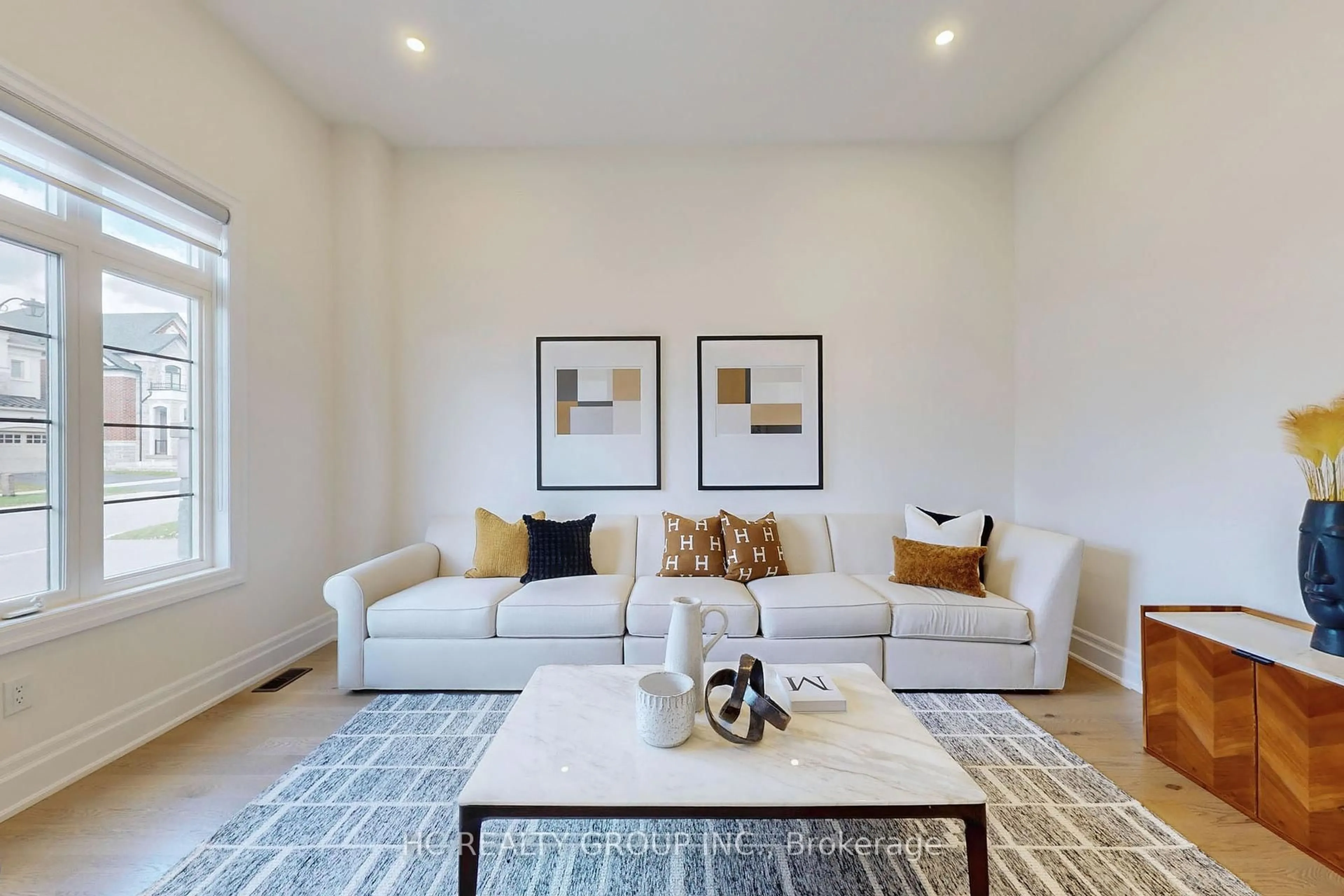 Living room with furniture, unknown for 356 Touch Gold Cres, Aurora Ontario L4G 3X4