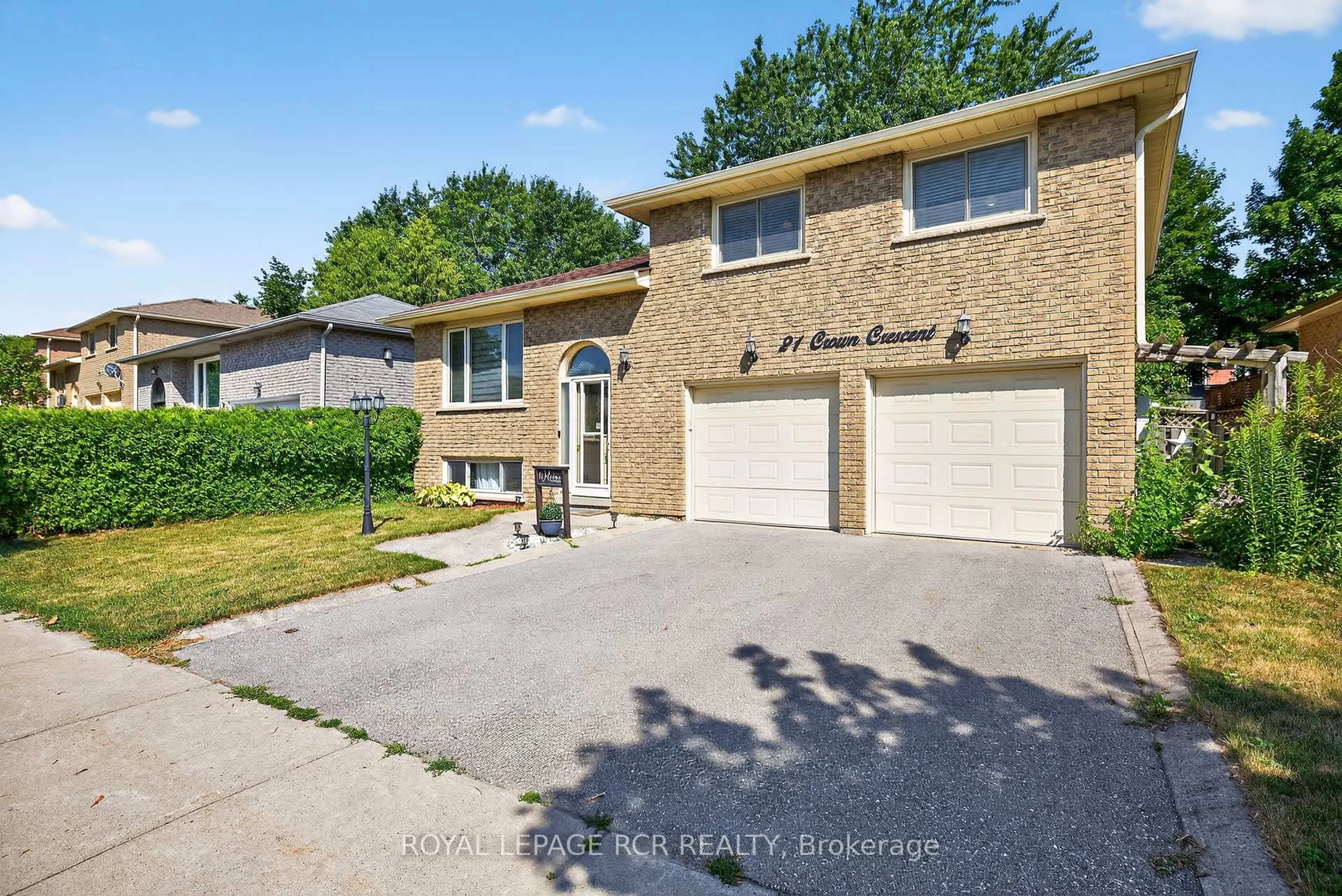 Home with brick exterior material, street for 21 Crown Cres, Bradford West Gwillimbury Ontario L3Z 2M7