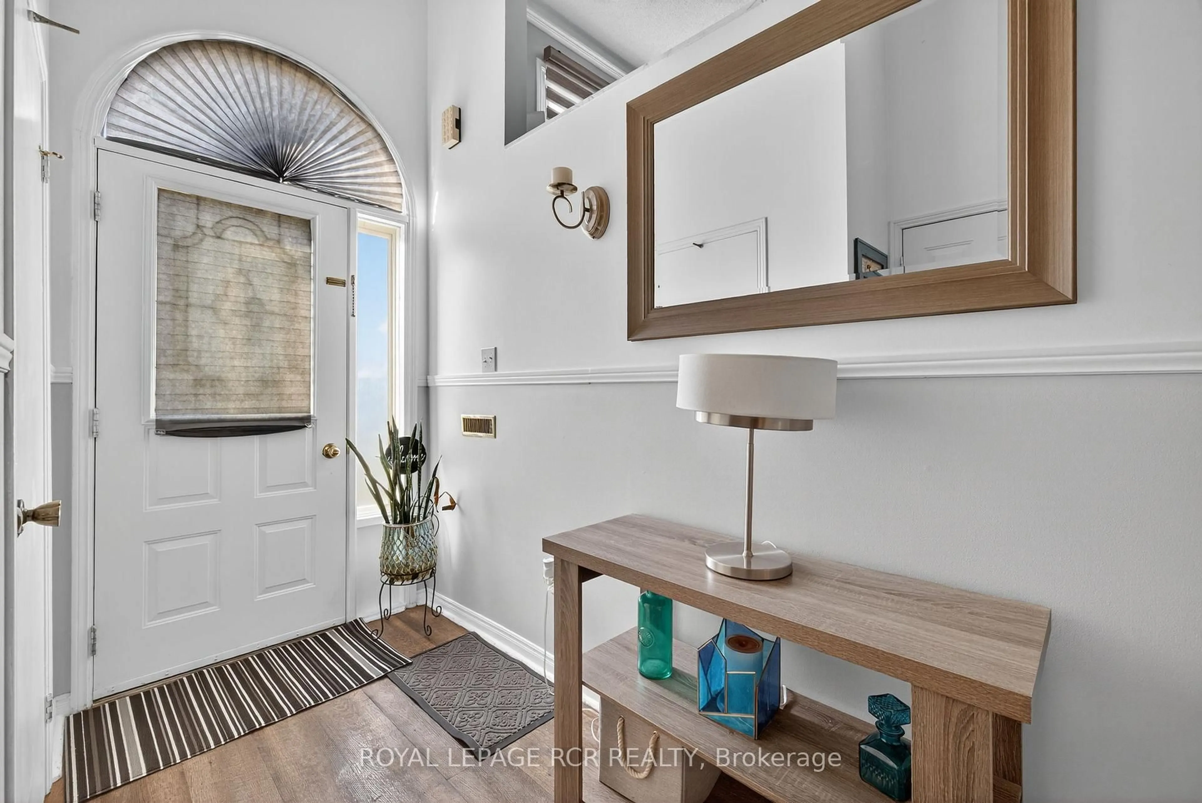 Indoor entryway for 21 Crown Cres, Bradford West Gwillimbury Ontario L3Z 2M7