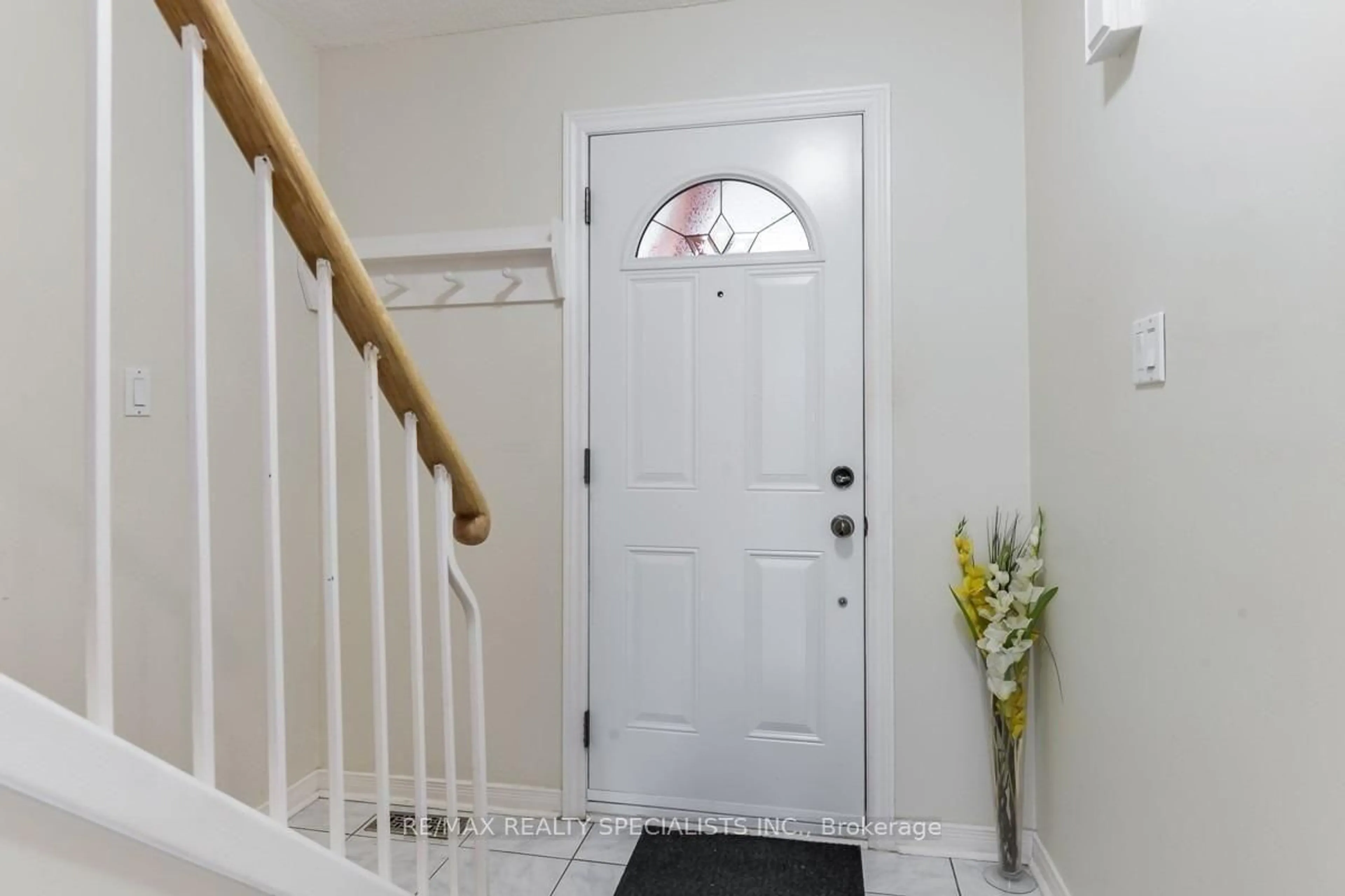 Indoor foyer for 8 New Seabury Dr, Vaughan Ontario L4K 2B8
