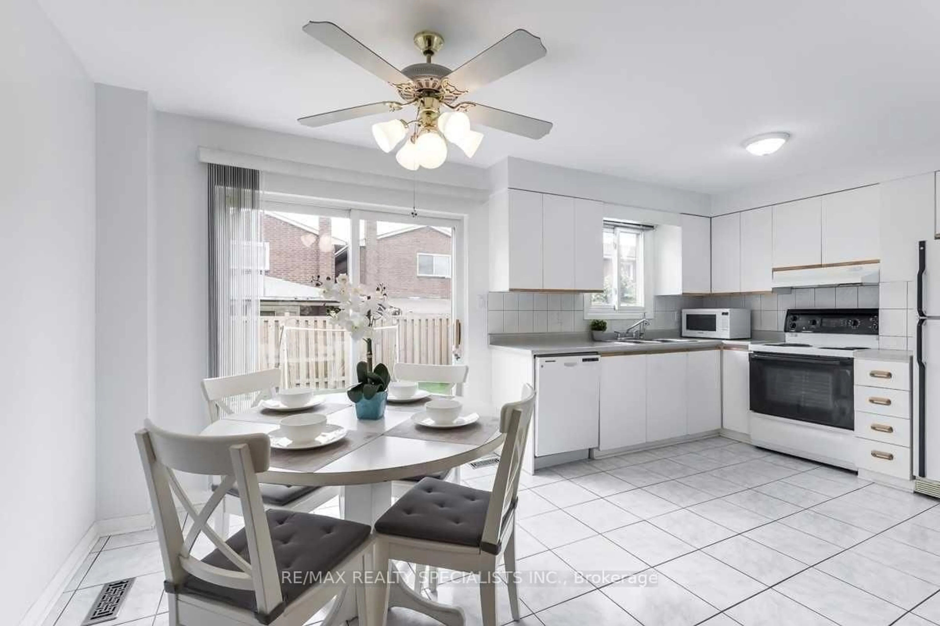 Open concept kitchen, ceramic/tile floor for 8 New Seabury Dr, Vaughan Ontario L4K 2B8