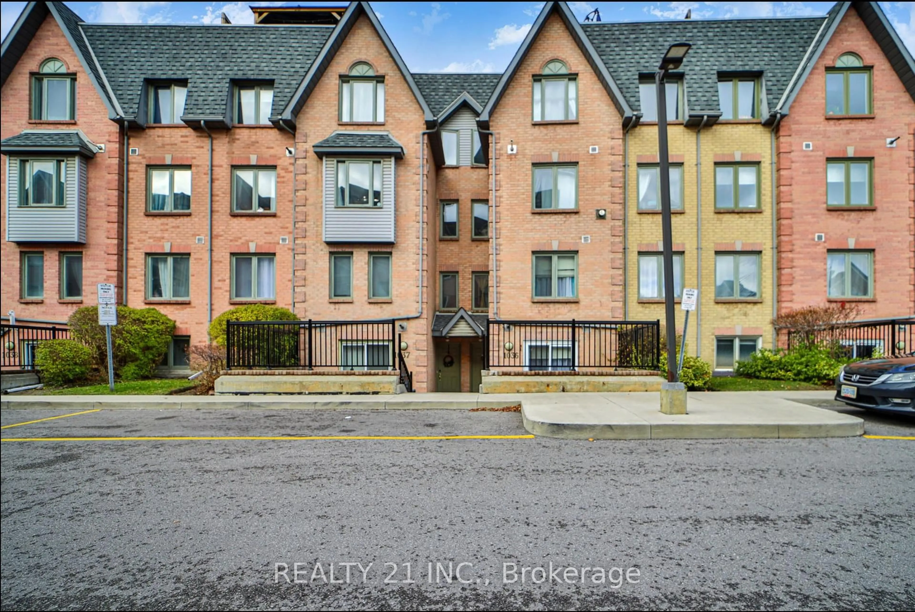 A pic from outside/outdoor area/front of a property/back of a property/a pic from drone, building for 75 Weldrick Rd #1036, Richmond Hill Ontario L4C 0H9