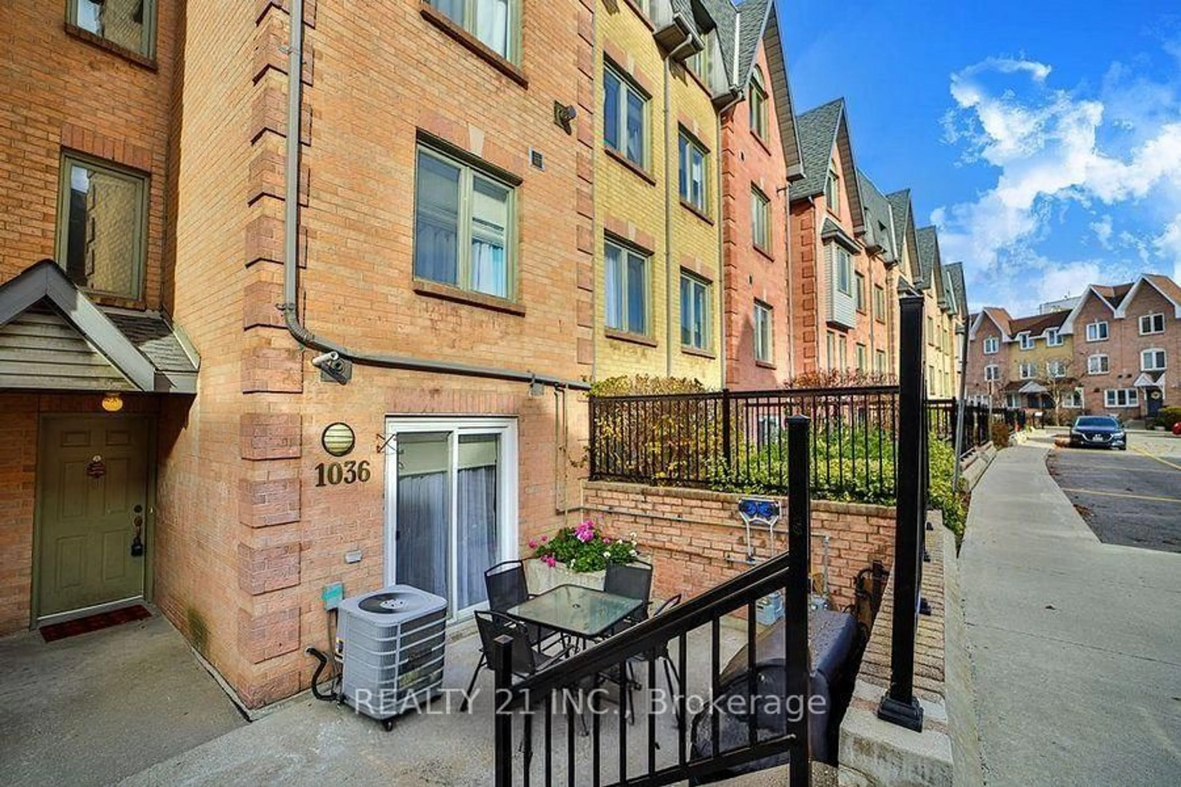 Patio, street for 75 Weldrick Rd #1036, Richmond Hill Ontario L4C 0H9